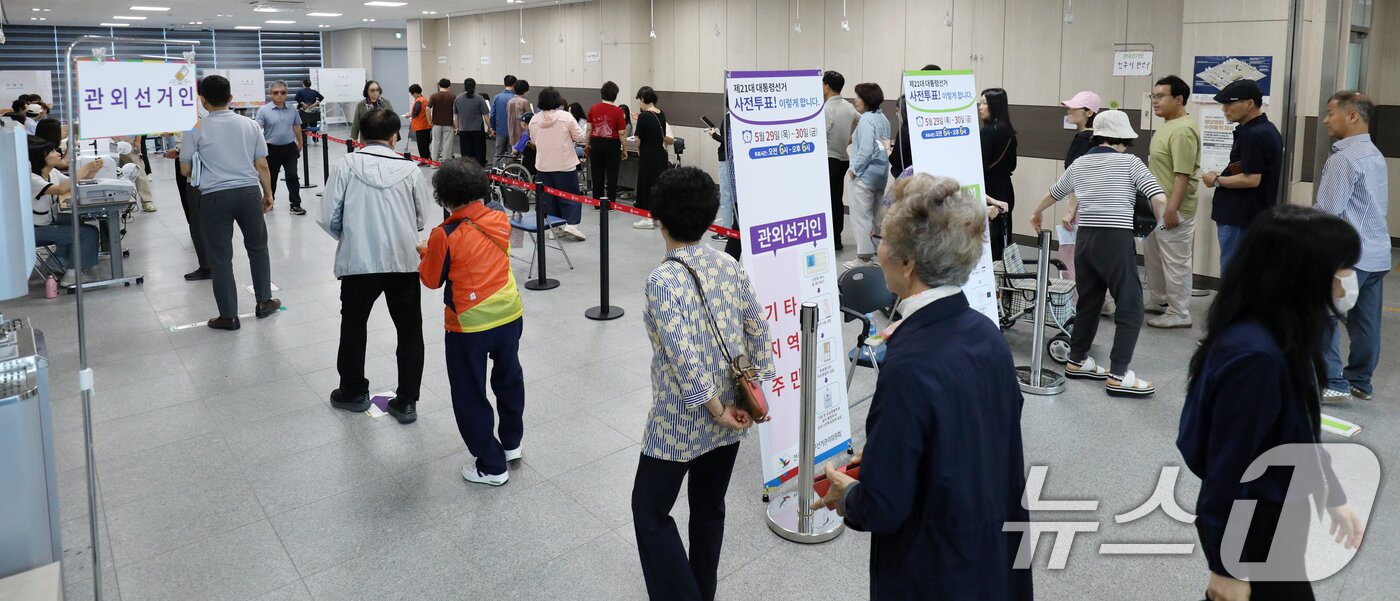 본문 이미지 - 제21대 대통령 선거 사전 투표 첫날인 29일 전북 전주시 전북특별자치도교육청 별관 창조나래 3층에 마련된 사전투표소에 유권자들이 투표를 하기 위해 차례를 기다리고 있다. 2025.5.29/뉴스1 ⓒ News1 유경석 기자