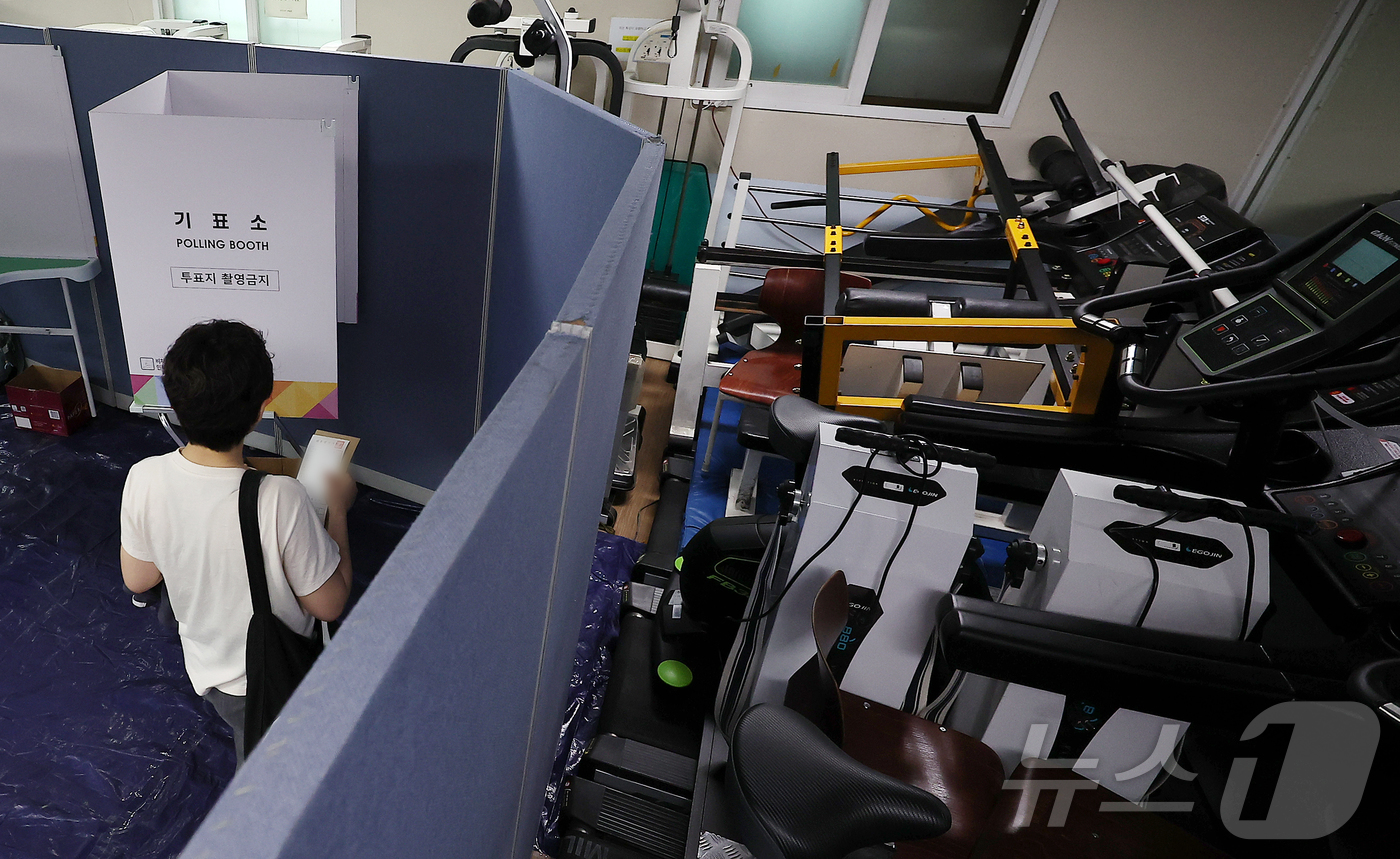(서울=뉴스1) 김진환 기자 = 제21대 대통령 선거 사전 투표 첫날인 29일 오후 서울 강남구 수서동 강남스포츠문화센터에 마련된 사전투표소에서 한 유권자가 소중한 한 표를 행사하 …