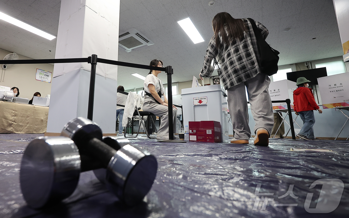 (서울=뉴스1) 김진환 기자 = 제21대 대통령 선거 사전 투표 첫날인 29일 오후 서울 강남구 수서동 강남스포츠문화센터에 마련된 사전투표소에서 한 유권자가 소중한 한 표를 행사하 …