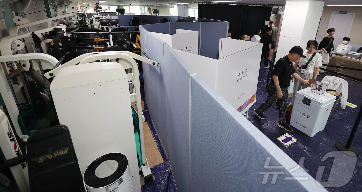 (서울=뉴스1) 김진환 기자 = 제21대 대통령 선거 사전 투표 첫날인 29일 오후 서울 강남구 수서동 강남스포츠문화센터에 마련된 사전투표소에서 한 유권자가 소중한 한 표를 행사하 …