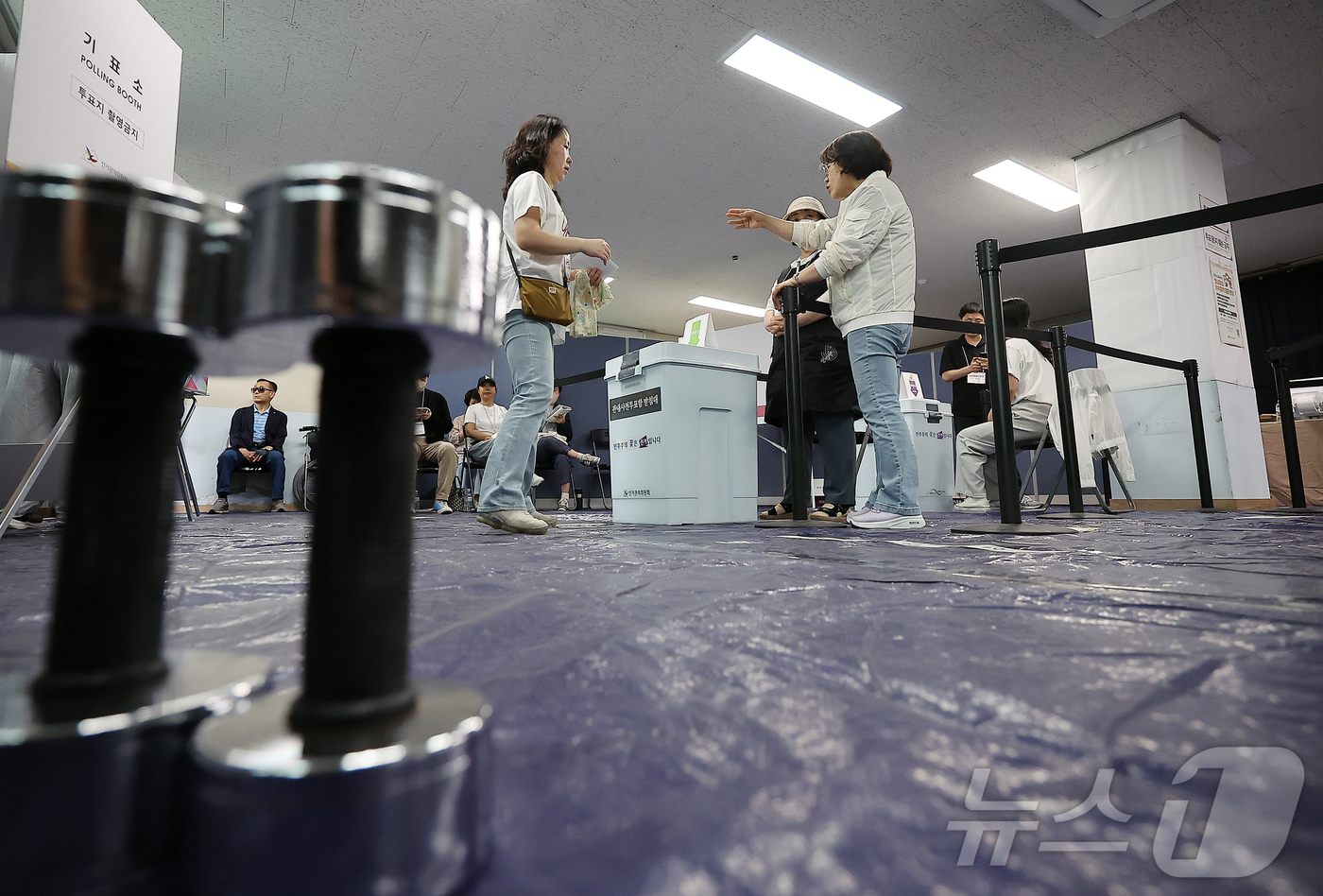 (서울=뉴스1) 김진환 기자 = 제21대 대통령 선거 사전 투표 첫날인 29일 오후 서울 강남구 수서동 강남스포츠문화센터에 마련된 사전투표소에서 한 유권자가 소중한 한 표를 행사하 …