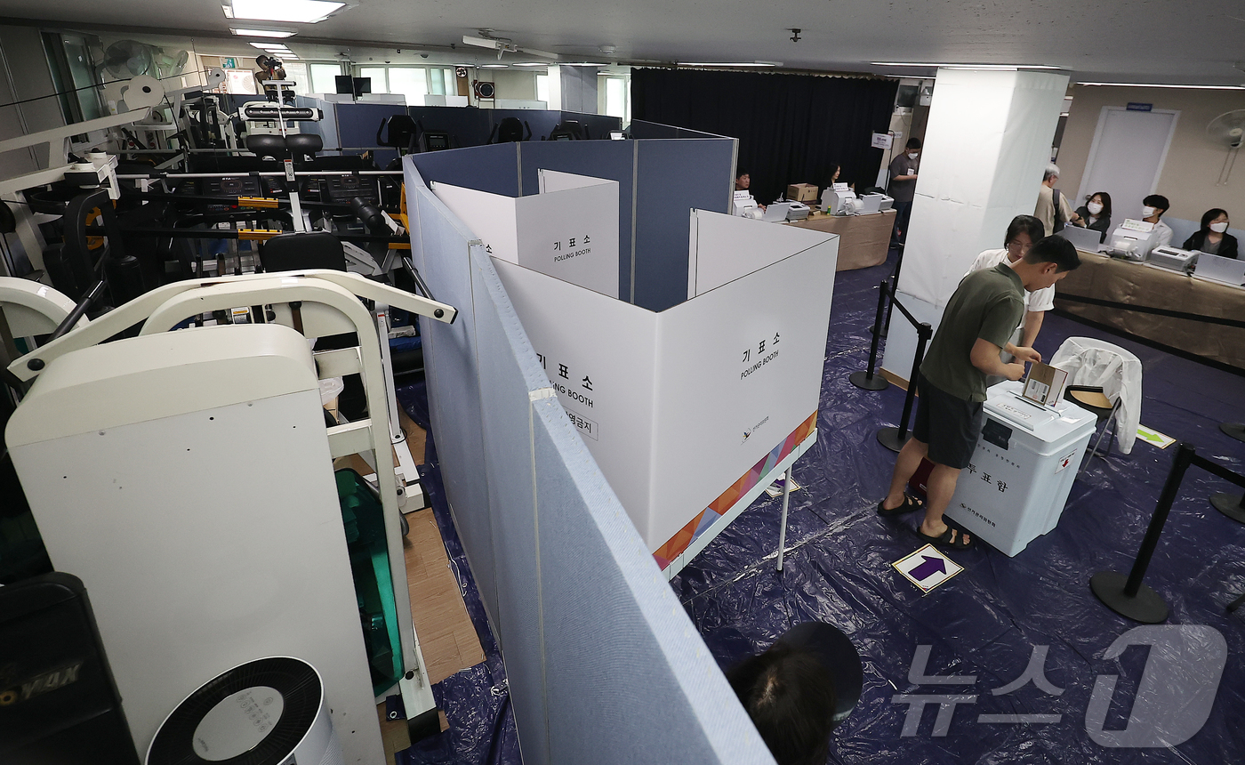 (서울=뉴스1) 김진환 기자 = 제21대 대통령 선거 사전 투표 첫날인 29일 오후 서울 강남구 수서동 강남스포츠문화센터에 마련된 사전투표소에서 한 유권자가 소중한 한 표를 행사하 …