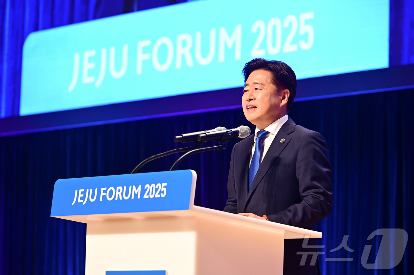 (서울=뉴스1) = 오영훈 제주특별자치도지사가 29일 오전 제주 서귀포시 제주국제컨벤션센터 탐라홀에서 열린 ‘제20회 평화와 번영을 위한 제주포럼’ 개회식에 참석해 개회사를 했다. …