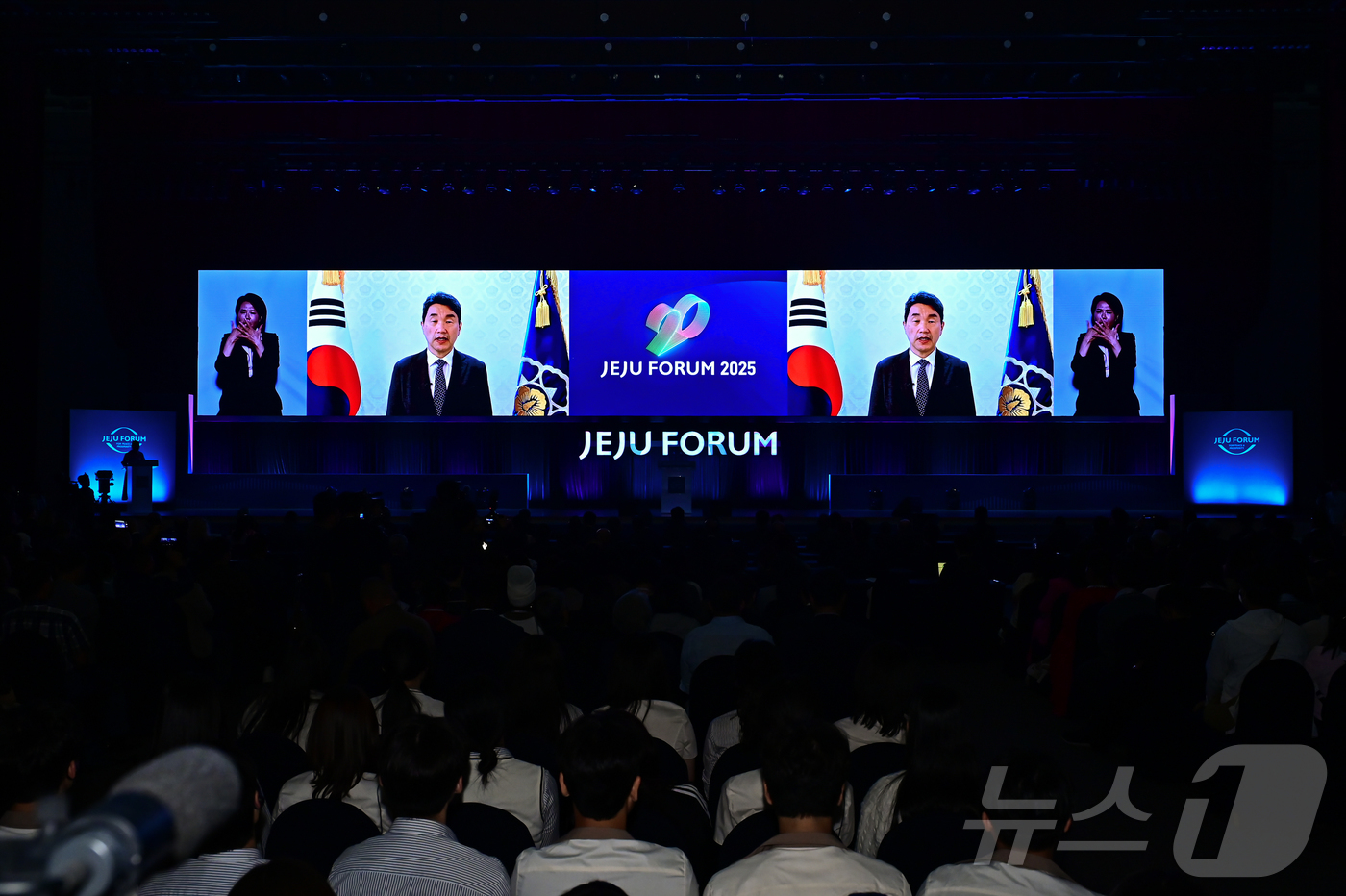 (서울=뉴스1) = 이주호 대통령 권한대행 겸 사회부총리 겸 교육부 장관이 29일 오전 제주 서귀포시 제주국제컨벤션센터 탐라홀에서 열린 ‘제20회 평화와 번영을 위한 제주포럼’ 개 …