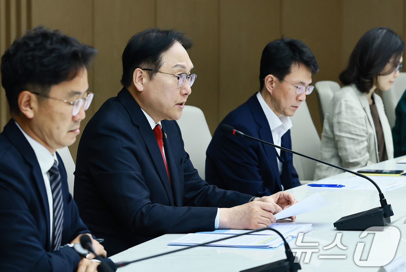 (서울=뉴스1) = 정인교 산업통상자원부 통상교섭본부장이 29일 서울 중구 대한상공회의소에서 열린 '제44차 통상추진위원회'를 주재하고 있다. (산업통상자원부 제공. 재판매 및 D …