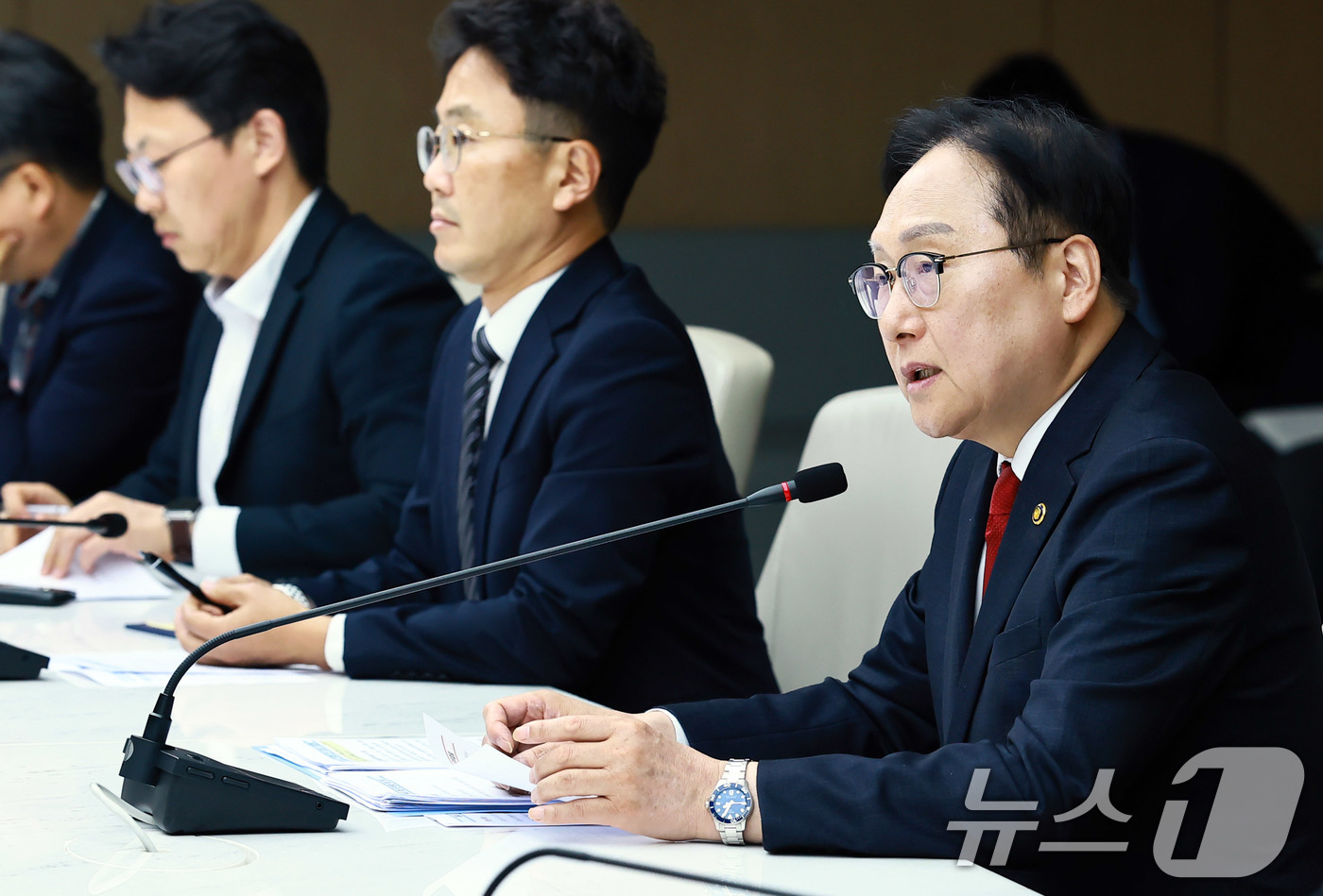 (서울=뉴스1) = 정인교 산업통상자원부 통상교섭본부장이 29일 서울 중구 대한상공회의소에서 열린 '제44차 통상추진위원회'를 주재하고 있다. (산업통상자원부 제공. 재판매 및 D …