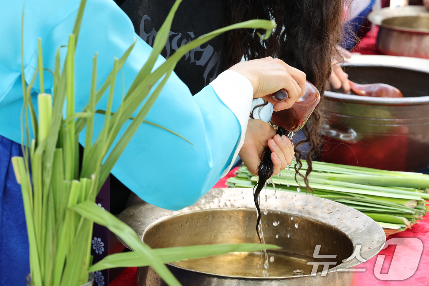 (서울=뉴스1) 신웅수 기자 = 단오(음력 5월5일)를 이틀 앞둔 29일 서울 종로구 국립민속박물관에서 관광객들이 창포물에 머리 감기 체험을 하고 있다.옛사람들은 날이 더워지는 단 …