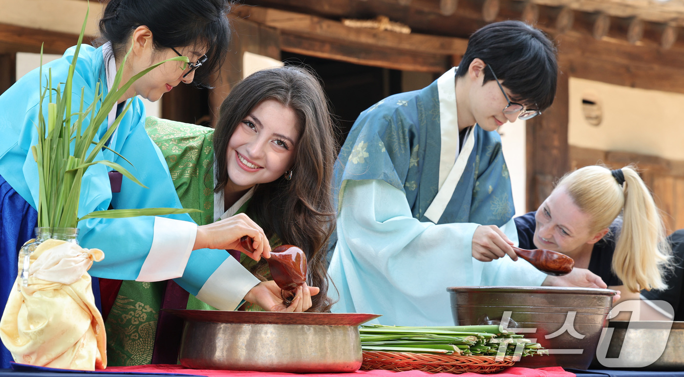 (서울=뉴스1) 신웅수 기자 = 단오(음력 5월5일)를 이틀 앞둔 29일 서울 종로구 국립민속박물관에서 관광객들이 창포물에 머리 감기 체험을 하고 있다.옛사람들은 날이 더워지는 단 …