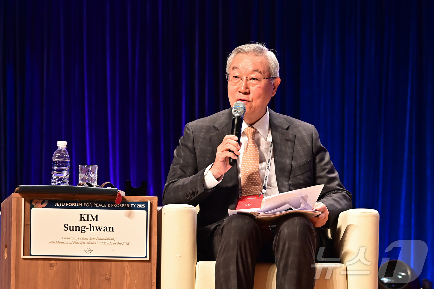 (서울=뉴스1) = 김성환 동아시아재단 이사장이 29일 제주 서귀포시 제주국제컨벤션센터 탐라홀에서 열린 제20회 제주포럼에서 진행된 세계지도자세션에 사회자로 참석해 패널토론을 진행 …