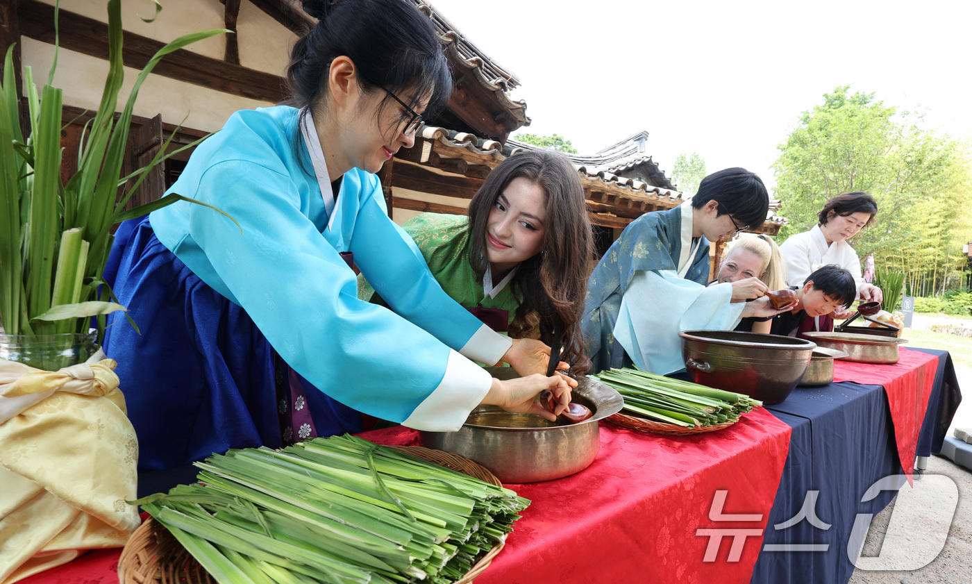 (서울=뉴스1) 신웅수 기자 = 단오(음력 5월5일)를 이틀 앞둔 29일 서울 종로구 국립민속박물관에서 관광객들이 창포물에 머리 감기 체험을 하고 있다.옛사람들은 날이 더워지는 단 …