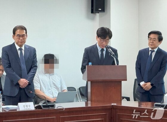 본문 이미지 - 더불어민주당 중앙선대위 노동본부가 연 29일 국회에서 '반복되는 SPC 중대재해, 이대로 둘 수 없다-대책과 예방, 책임주체 강화를 위한 긴급 간담회'에서 김범수 SPC삼립 대표가 사과와 함께 개선방안을 말하고 있다.2025.5.29/뉴스1 ⓒ News1 이강 기자