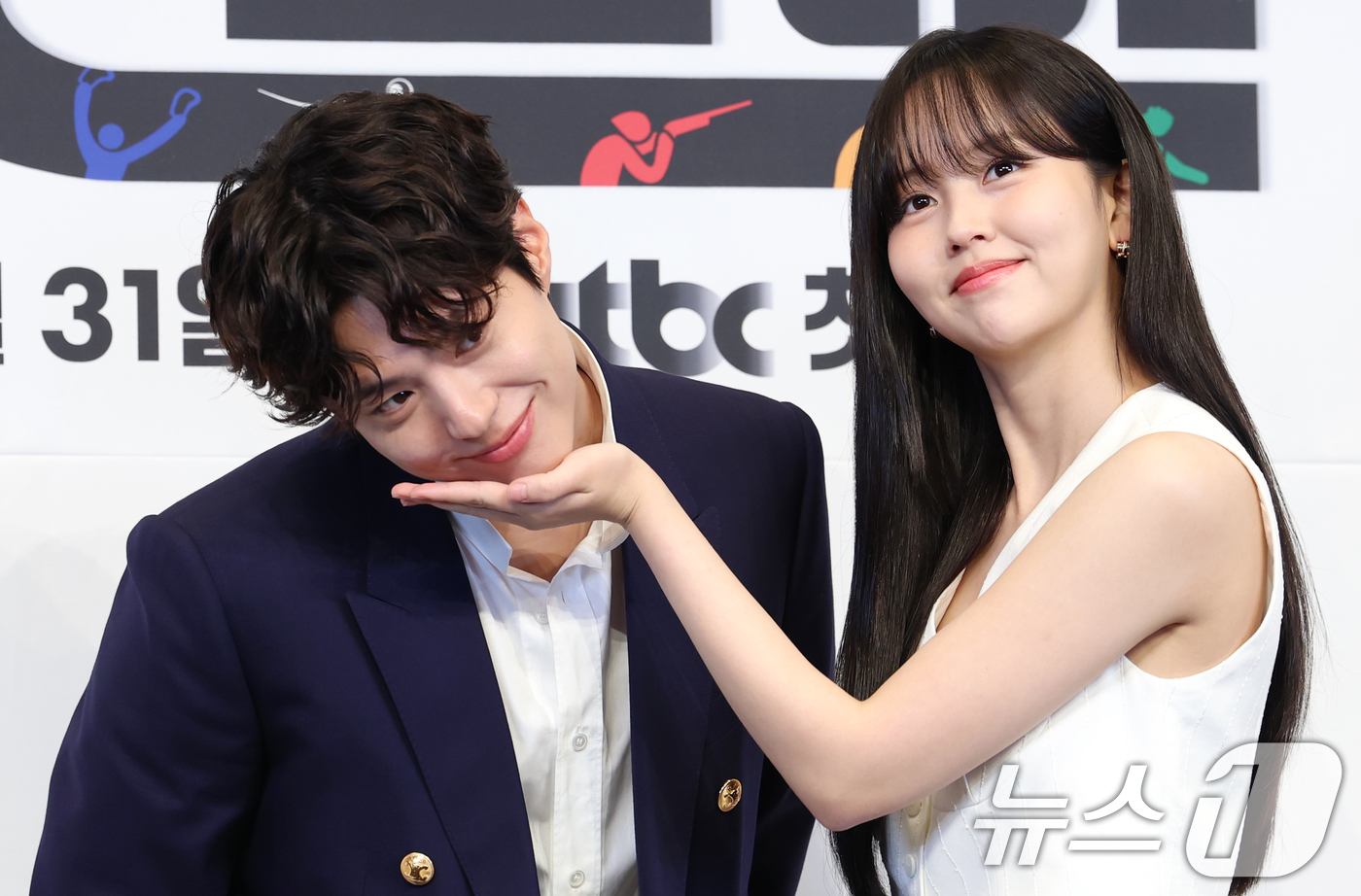 (서울=뉴스1) 권현진 기자 = 배우 박보검과 김소현(오른쪽)이 29일 서울 구로구 더링크서울 트리뷰트 포트폴리오 호텔에서 열린 JTBC 새 토일드라마 '굿보이' 제작발표회에서 포 …