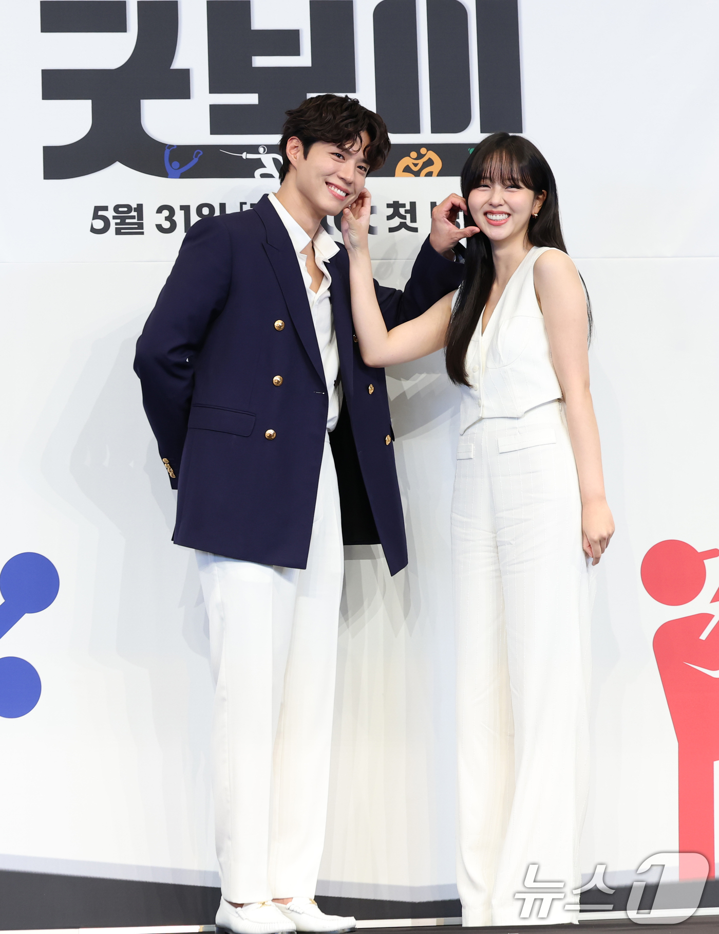 (서울=뉴스1) 권현진 기자 = 배우 박보검과 김소현(오른쪽)이 29일 서울 구로구 더링크서울 트리뷰트 포트폴리오 호텔에서 열린 JTBC 새 토일드라마 '굿보이' 제작발표회에서 포 …