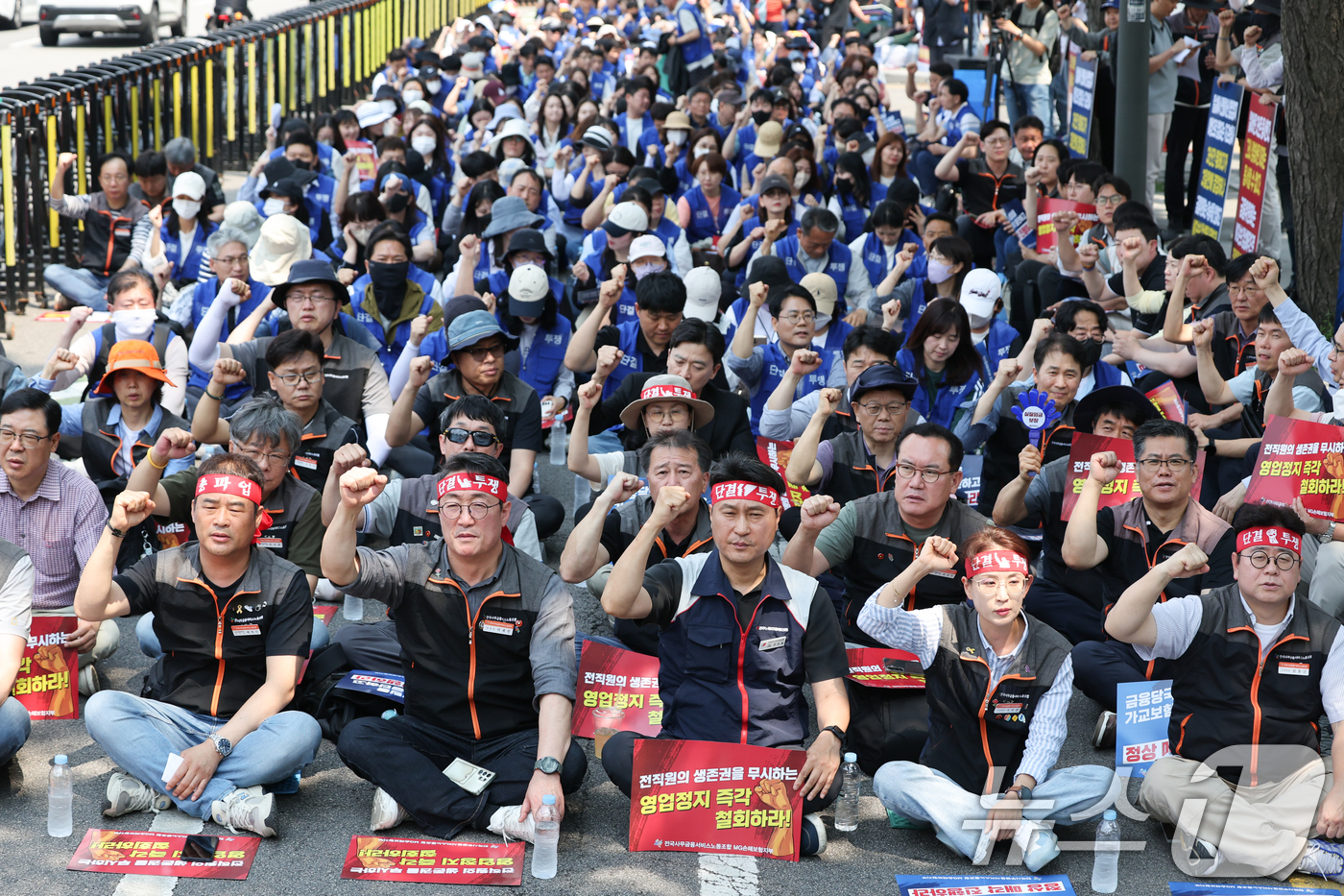 (서울=뉴스1) 허경 기자 = MG손해보험 전직원들이 29일 서울 종로구 금융위원회 앞에서 열린 총파업 선포 결의대회에서 일부영업정지를 규탄하는 구호를 외치고 있다. 2025.5. …