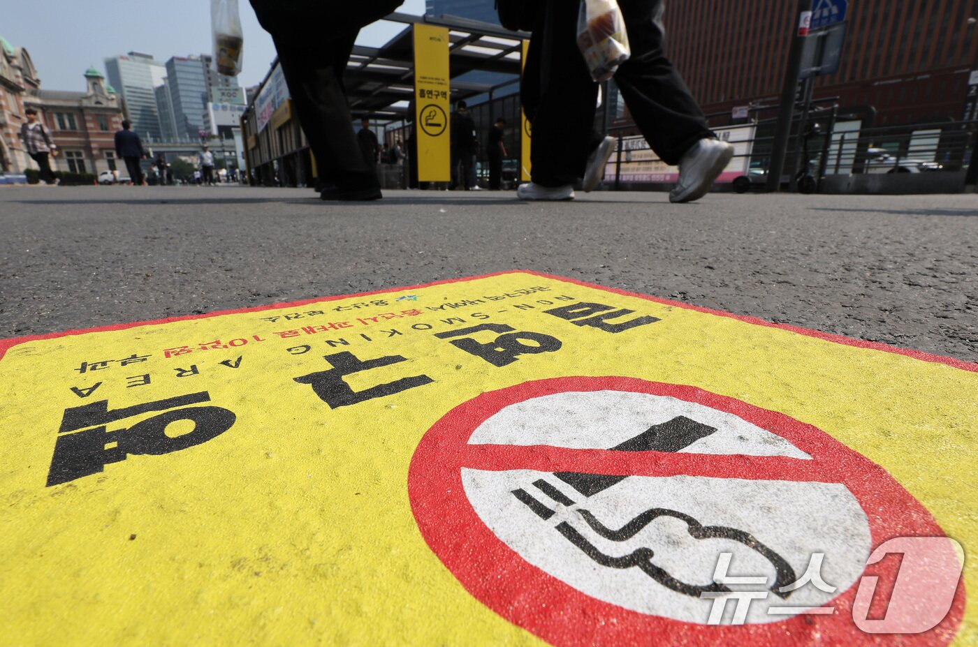 본문 이미지 - 서울역 흡연실 인근 바닥에 금연구역 안내표시가 붙어 있다. 2025.5.29/뉴스1 ⓒ News1 이동해 기자