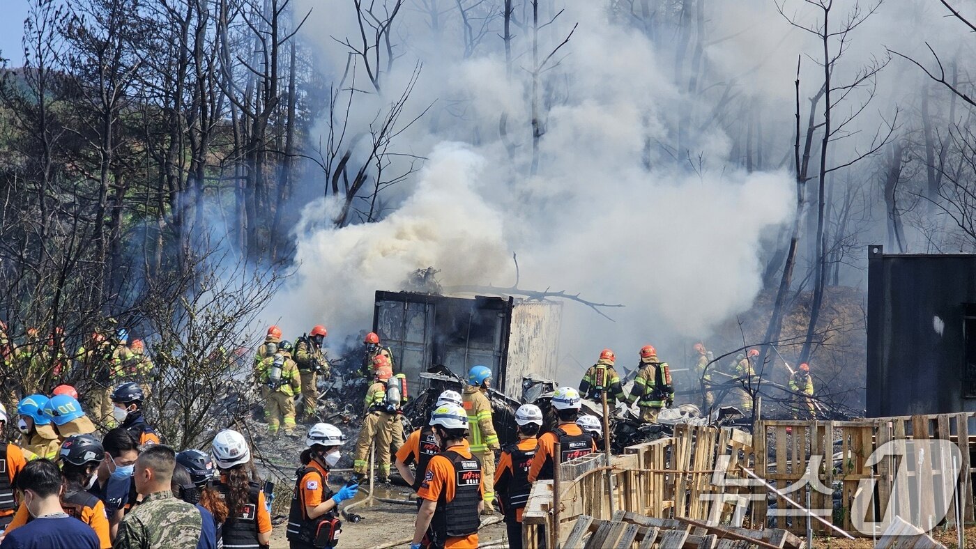 본문 이미지 - 29일 오후 1시 35분쯤 경북 포항 남구 동해면 야산에 해군 해상 초계기 &#40;P-3C&#41;가 추락해 출동한 소방관이 진화작업을 벌이고 있다. 2025.5.29/뉴스1 ⓒ News1 최창호 기자