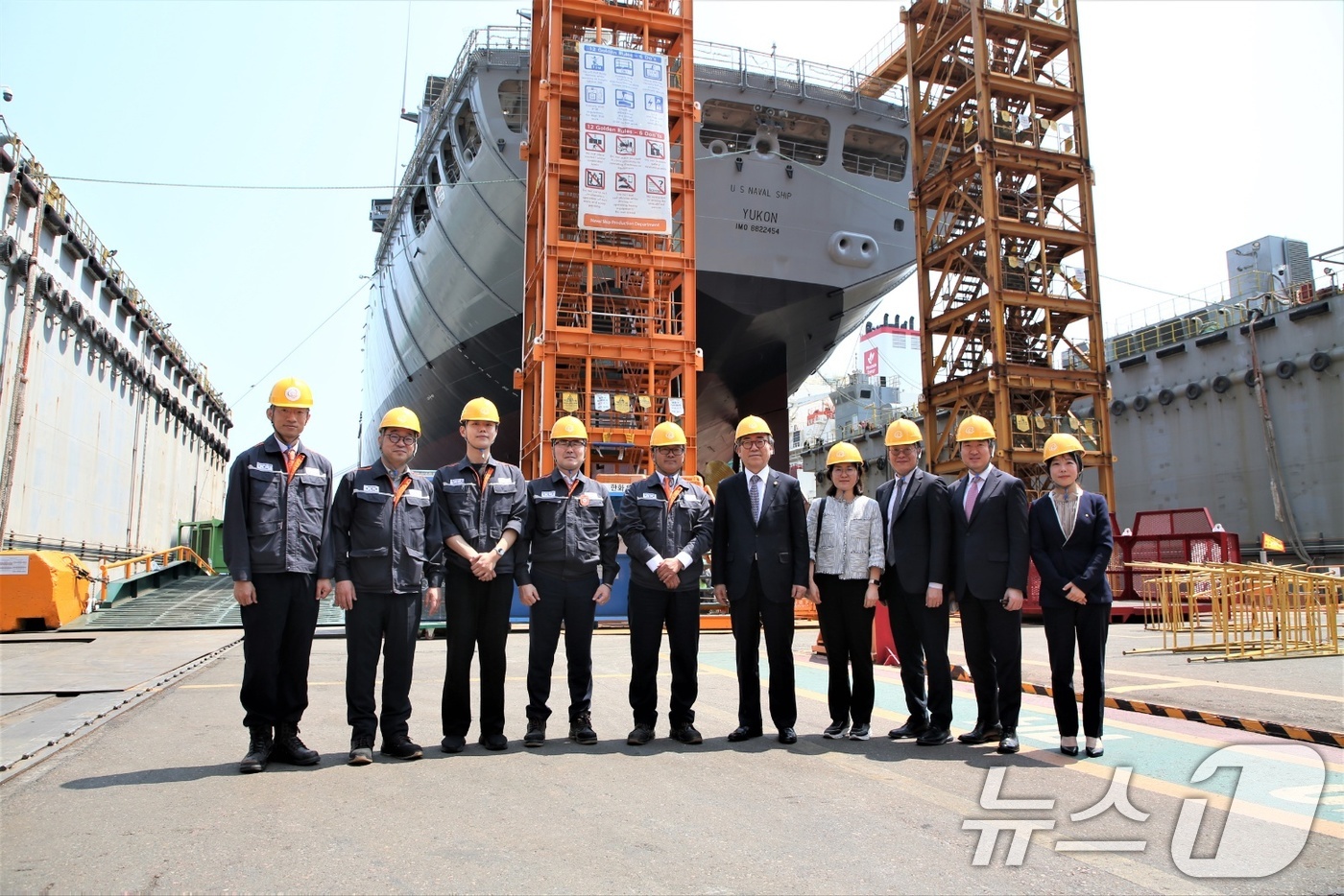 (서울=뉴스1) = 조태열 외교부 장관이 29일 한화오션 거제 사업장을 방문해 미국 해군 7함대 급유함 유콘함에 대한 유지보수 작업 현장 등을 시찰 후 기념 촬영을 하고 있다. ( …