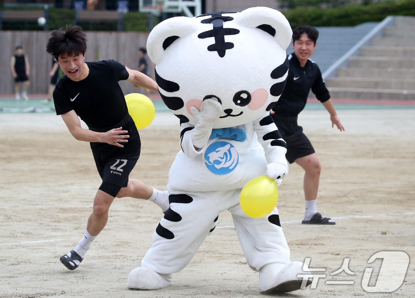(대구=뉴스1) 공정식 기자 = 29일 오후 대구 북구 영진전문대에서 열린 영진전문대 개교 48주년 기념 백호체육대회 미니게임 '풍선 꼬리잡기'에 출전한 학생들이 상대방 풍선을 터 …