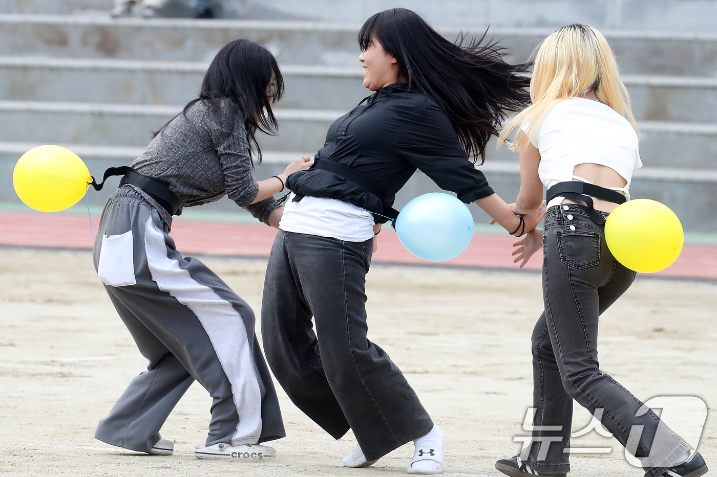 (대구=뉴스1) 공정식 기자 = 29일 오후 대구 북구 영진전문대에서 열린 영진전문대 개교 48주년 기념 백호체육대회 미니게임 '풍선 꼬리잡기'에 출전한 학생들이 상대방 풍선을 터 …