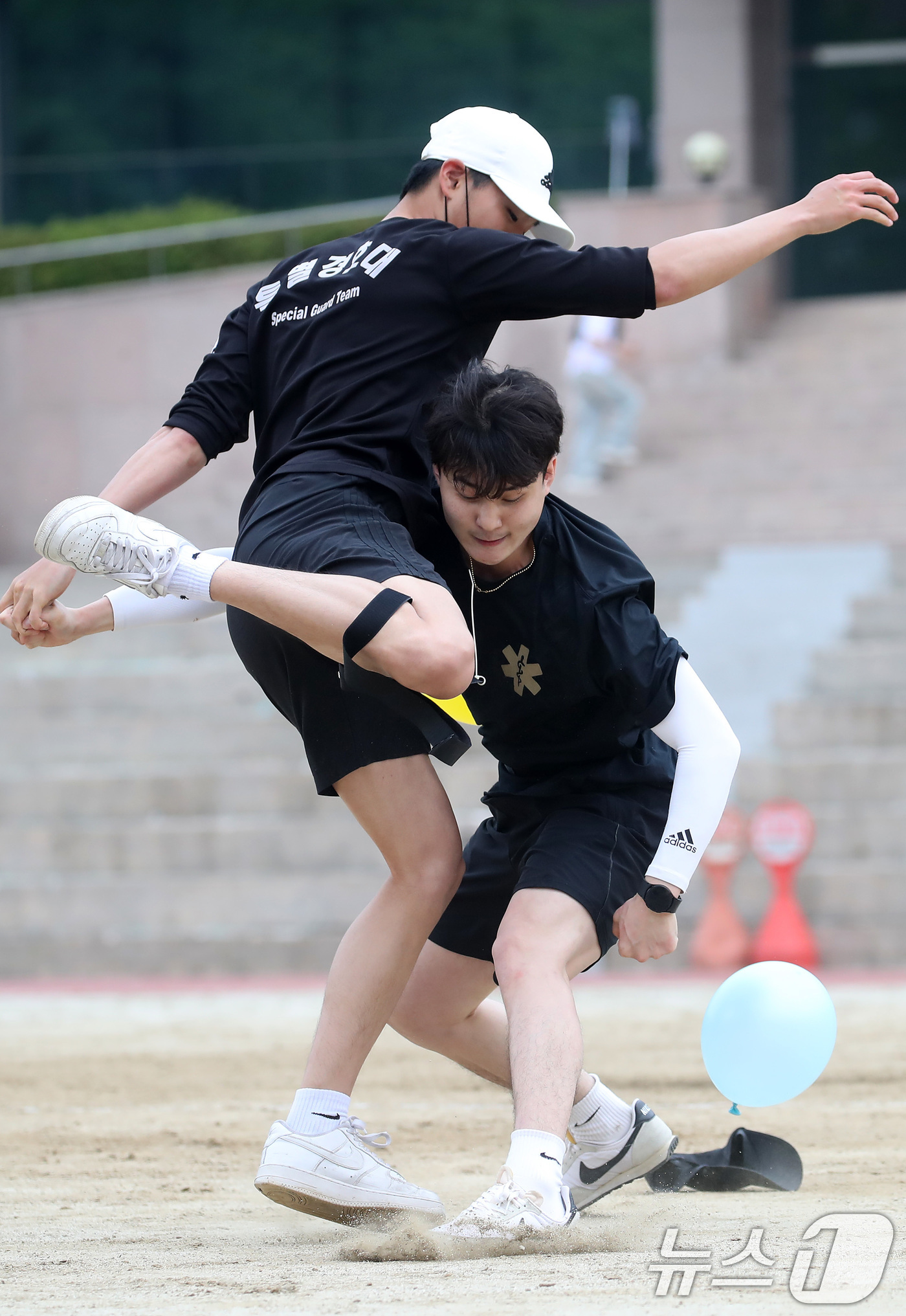 (대구=뉴스1) 공정식 기자 = 29일 오후 대구 북구 영진전문대에서 열린 영진전문대 개교 48주년 기념 백호체육대회 미니게임 '풍선 꼬리잡기'에 출전한 학생들이 상대방 풍선을 터 …