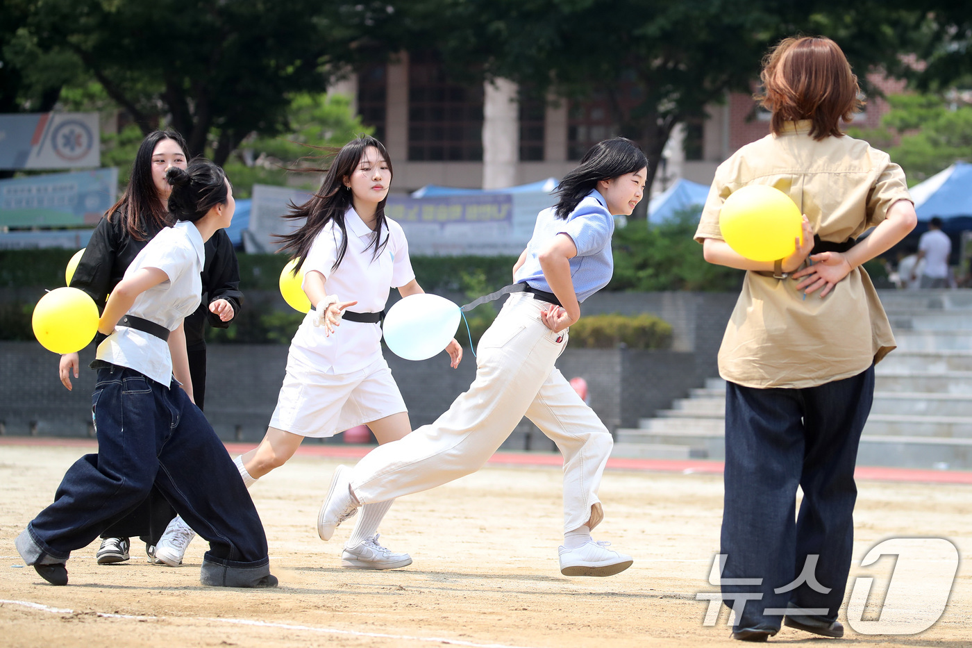(대구=뉴스1) 공정식 기자 = 29일 오후 대구 북구 영진전문대에서 열린 영진전문대 개교 48주년 기념 백호체육대회 미니게임 '풍선 꼬리잡기'에 출전한 학생들이 상대방 풍선을 터 …
