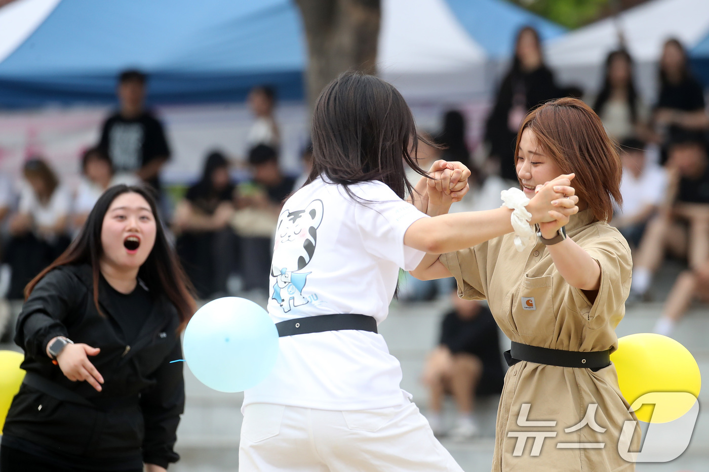 (대구=뉴스1) 공정식 기자 = 29일 오후 대구 북구 영진전문대에서 열린 영진전문대 개교 48주년 기념 백호체육대회 미니게임 '풍선 꼬리잡기'에 출전한 학생들이 상대방 풍선을 터 …