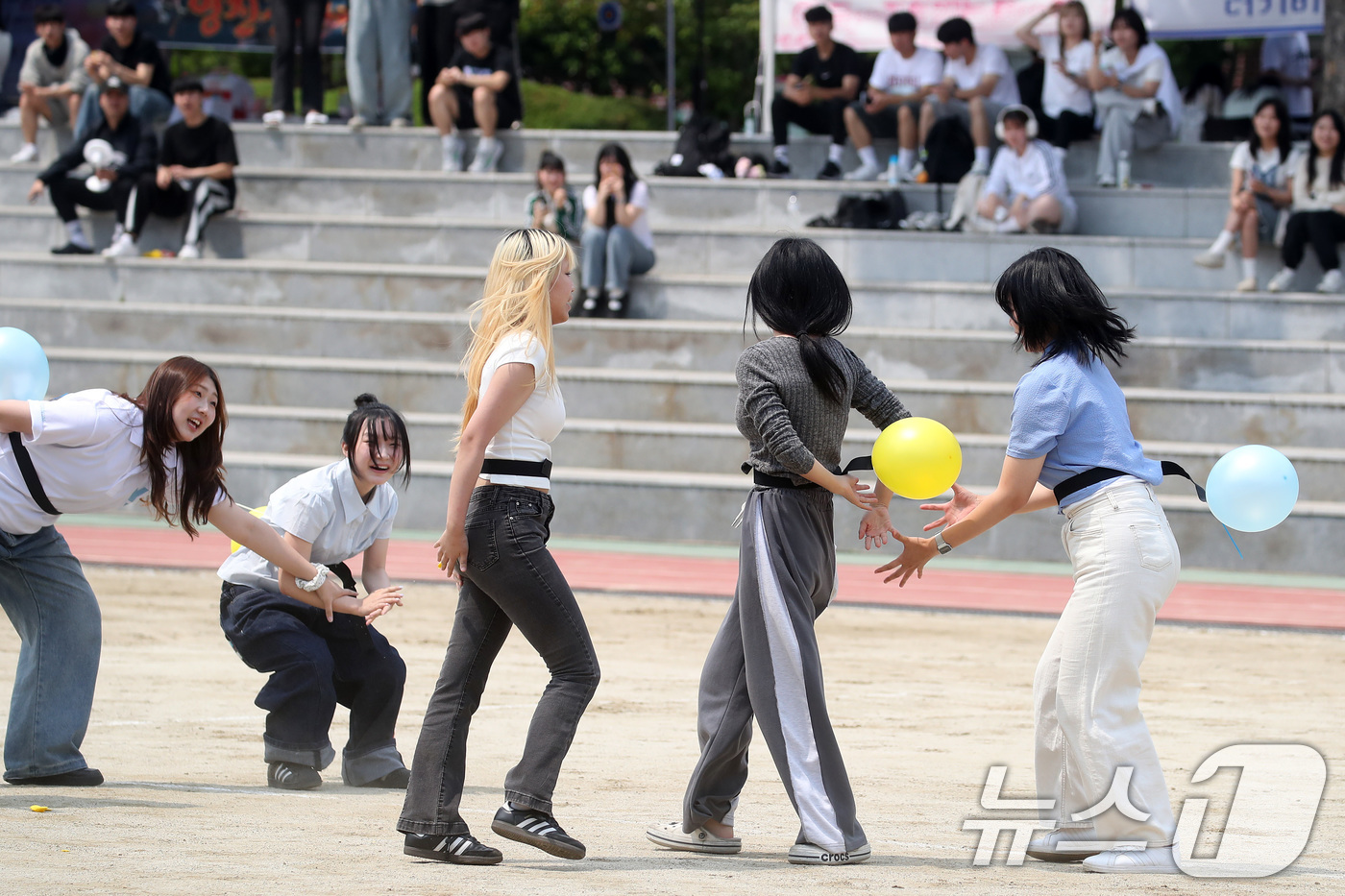 (대구=뉴스1) 공정식 기자 = 29일 오후 대구 북구 영진전문대에서 열린 영진전문대 개교 48주년 기념 백호체육대회 미니게임 '풍선 꼬리잡기'에 출전한 학생들이 상대방 풍선을 터 …