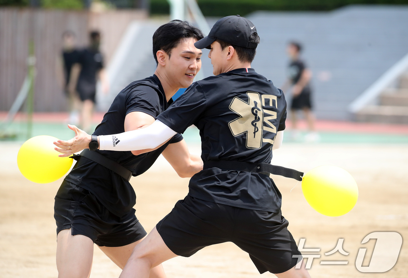 (대구=뉴스1) 공정식 기자 = 29일 오후 대구 북구 영진전문대에서 열린 영진전문대 개교 48주년 기념 백호체육대회 미니게임 '풍선 꼬리잡기'에 출전한 학생들이 상대방 풍선을 터 …