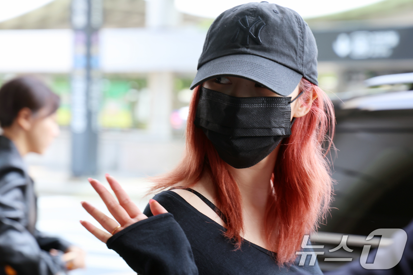 (김포공항=뉴스1) 황기선 기자 = 그룹 에스파 지젤이 제2회 '아시아 스타 엔터테이너 어워즈 2025' 일정을 마치고 29일 오후 김포공항을 통해 입국하고 있다. 2025.5.2 …