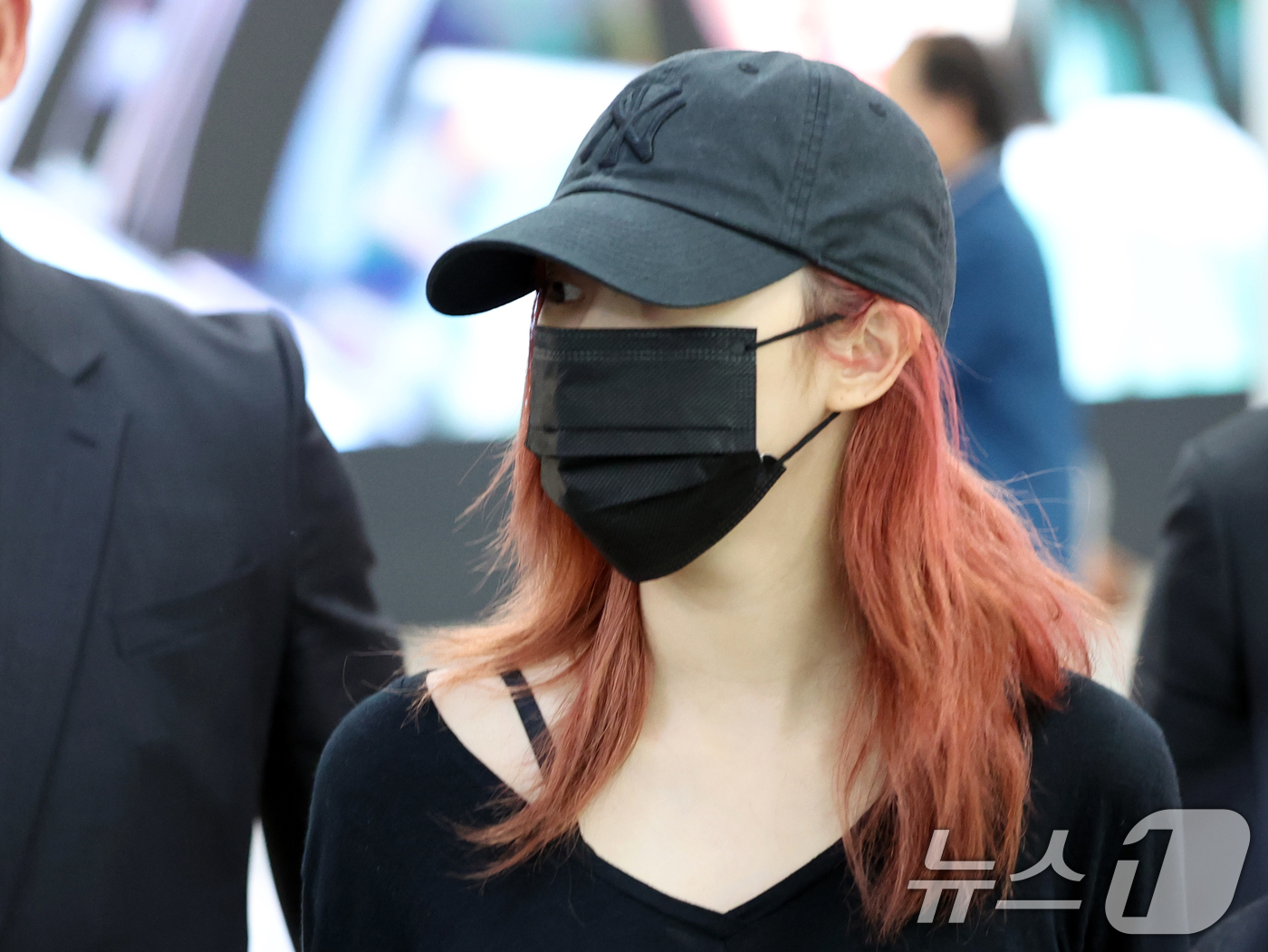 (김포공항=뉴스1) 황기선 기자 = 그룹 에스파 지젤이 제2회 '아시아 스타 엔터테이너 어워즈 2025' 일정을 마치고 29일 오후 김포공항을 통해 입국하고 있다. 2025.5.2 …