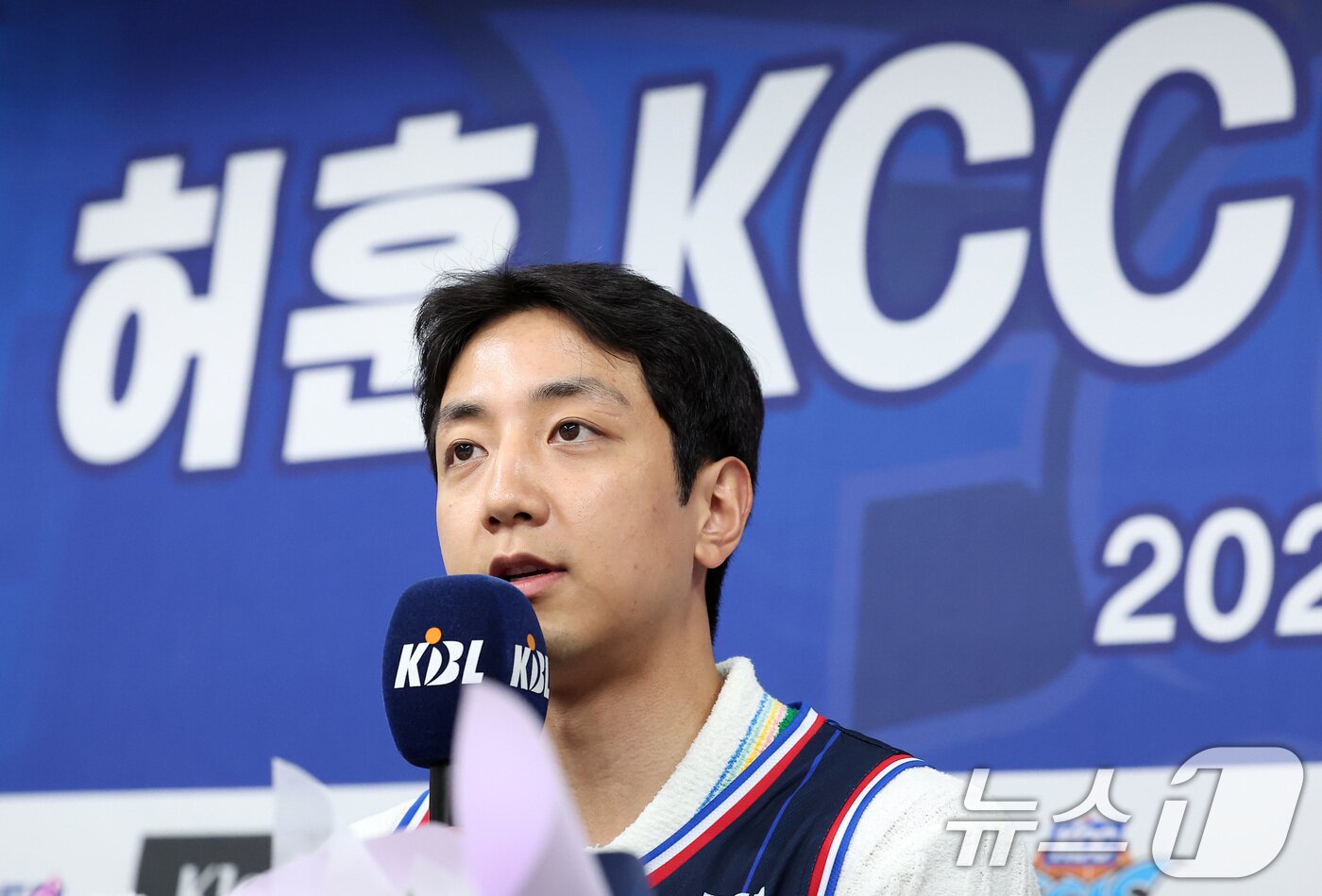 본문 이미지 - 부산 KCC 이지스로 이적한 허훈이 29일 서울 강남구 KBL센터에서 열린 입단식에서 입단 소감을 전하고 있다. 2025.5.29/뉴스1 ⓒ News1 김성진 기자