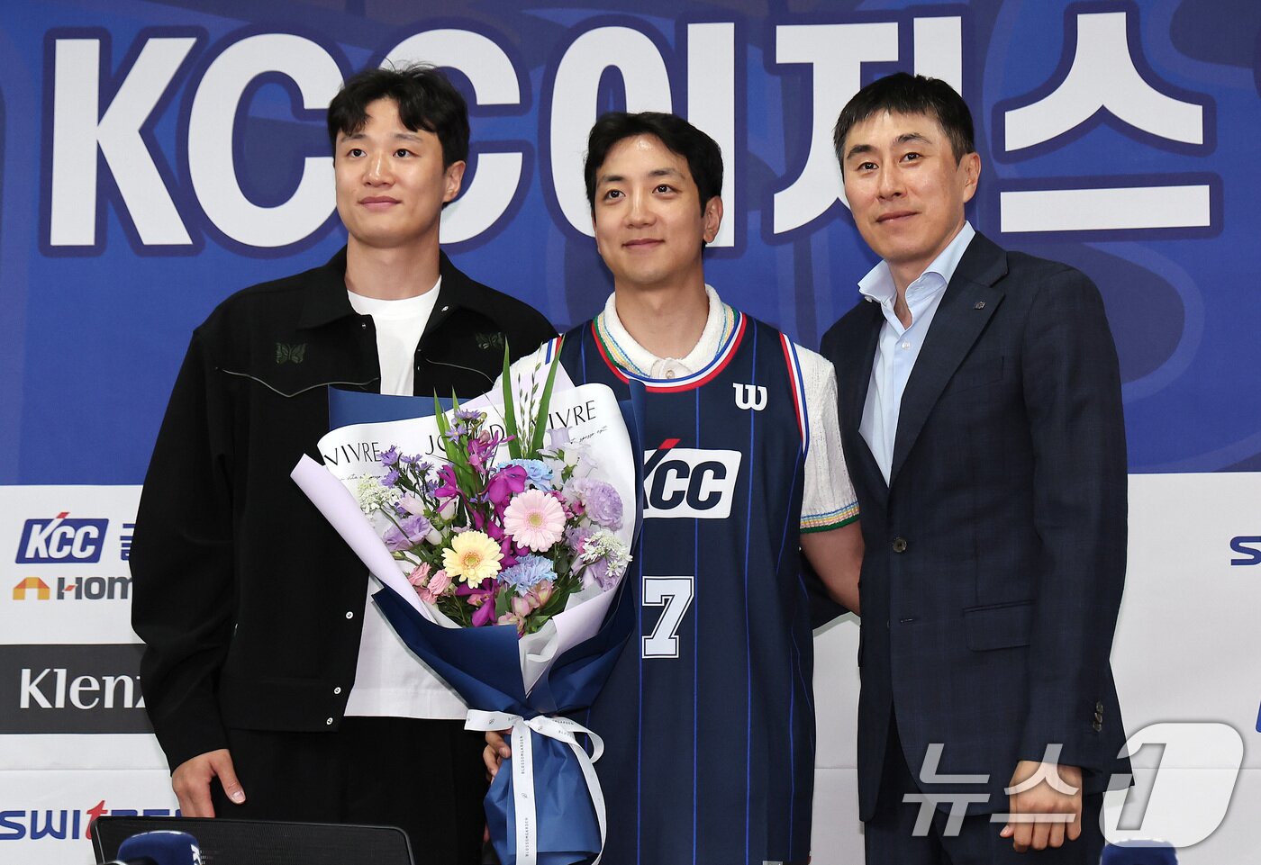 본문 이미지 - 부산 KCC 이지스로 이적한 허훈&#40;가운데&#41;이 29일 서울 강남구 KBL센터에서 열린 입단식에서 허웅, 이상민 감독과 기념촬영을 하고 있다. 허훈은 부산 KCC와 계약 기간 5년, 보수 총액 8억원&#40;연봉 6억5000만원·인센티브 1억5000만원&#41;에 계약했다. 이로써 허훈은 형 허웅과 연세대 시절 이후 11년 만에 한솥밥을 먹게 됐다. 2025.5.29/뉴스1 ⓒ News1 김성진 기자