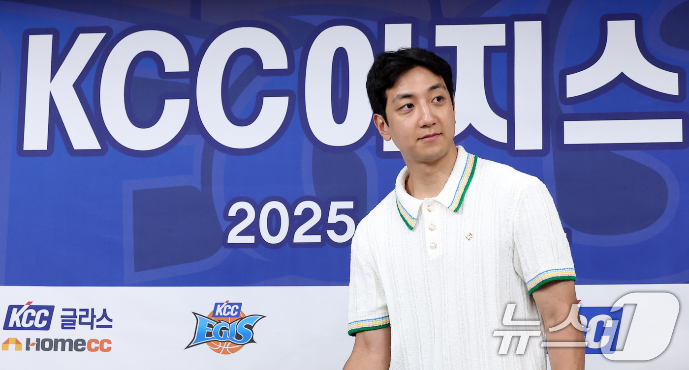 (서울=뉴스1) 김성진 기자 = 부산 KCC 이지스로 이적한 허훈이 29일 서울 강남구 KBL센터에서 열린 입단식에 참석하고 있다.허훈은 부산 KCC와 계약 기간 5년, 보수 총액 …