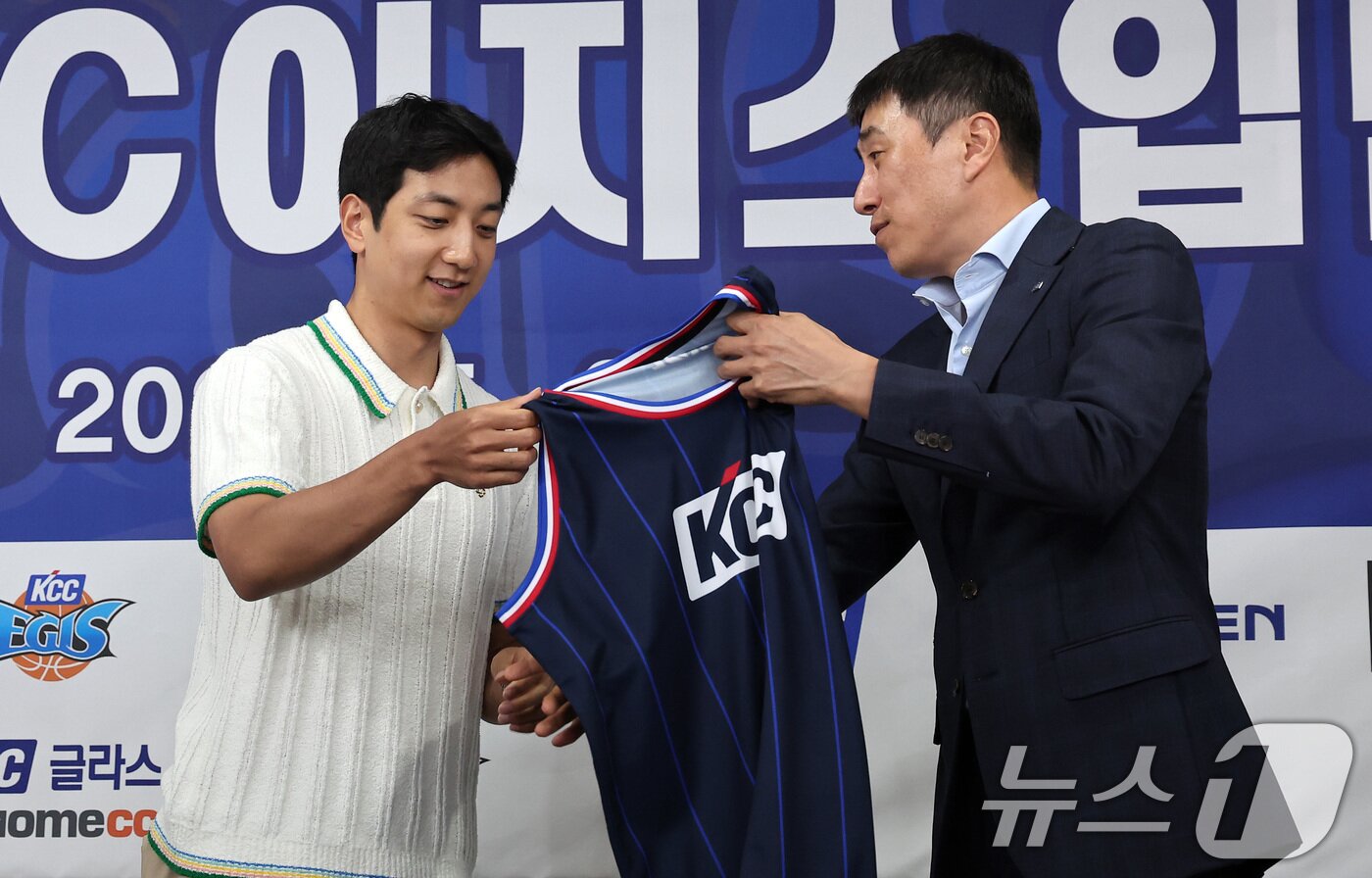 본문 이미지 - 부산 KCC 이지스로 이적한 허훈이 29일 서울 강남구 KBL센터에서 열린 입단식에서 이상민 감독에게 유니폼을 받고 있다. 허훈은 부산 KCC와 계약 기간 5년, 보수 총액 8억원&#40;연봉 6억5000만원·인센티브 1억5000만원&#41;에 계약했다. 이로써 허훈은 형 허웅과 연세대 시절 이후 11년 만에 한솥밥을 먹게 됐다. 2025.5.29/뉴스1 ⓒ News1 김성진 기자