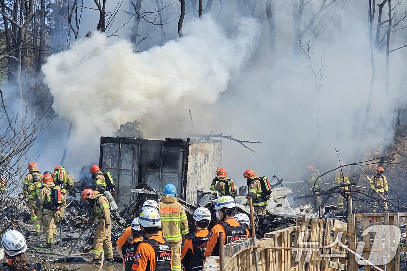 본문 이미지 - 29일 오후 1시 35분쯤 경북 포항 남구 동해면 야산에 해군 해상 초계기 &#40;P-3C&#41;가 추락해 연기가 피어오르고 있다 2025.5.29/뉴스1 ⓒ News1 최창호 기자