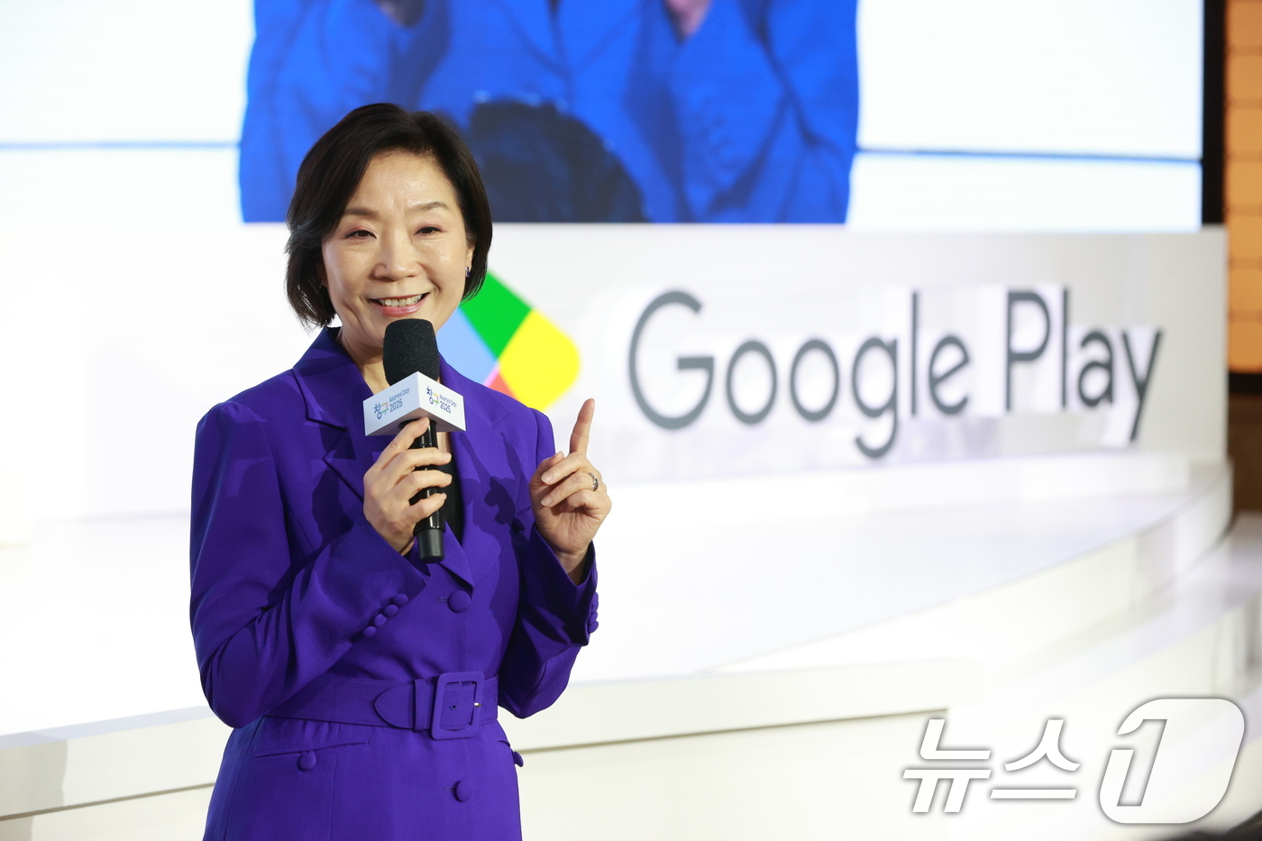 (서울=뉴스1) = 오영주 중소벤처기업부 장관이 29일 서울 강남구 라움 아트센터에서 열린 '2025 창구 알럼나이 데이'에서 창구1~7기 참여기업을 비롯한 관계자들을 격려하고 있 …