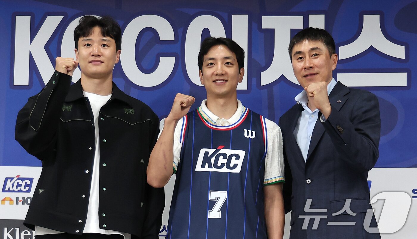 본문 이미지 - 부산 KCC 이지스로 이적한 허훈&#40;가운데&#41;이 29일 서울 강남구 KBL센터에서 열린 입단식에서 허웅, 이상민 감독과 기념촬영을 하고 있다. 허훈은 부산 KCC와 계약 기간 5년, 보수 총액 8억원&#40;연봉 6억5000만원·인센티브 1억5000만원&#41;에 계약했다. 이로써 허훈은 형 허웅과 연세대 시절 이후 11년 만에 한솥밥을 먹게 됐다. 2025.5.29/뉴스1 ⓒ News1 김성진 기자