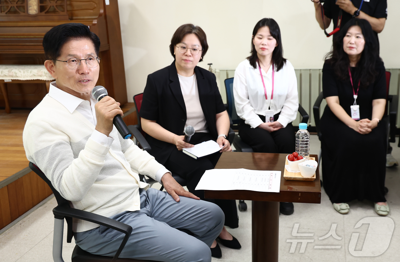 (안산=뉴스1) 김민지 기자 = 김문수 국민의힘 대통령 후보가 29일 경기 안산시 초지종합사회복지관에서 사회복지사들과 간담회를 하고 있다. 2025.5.29/뉴스1