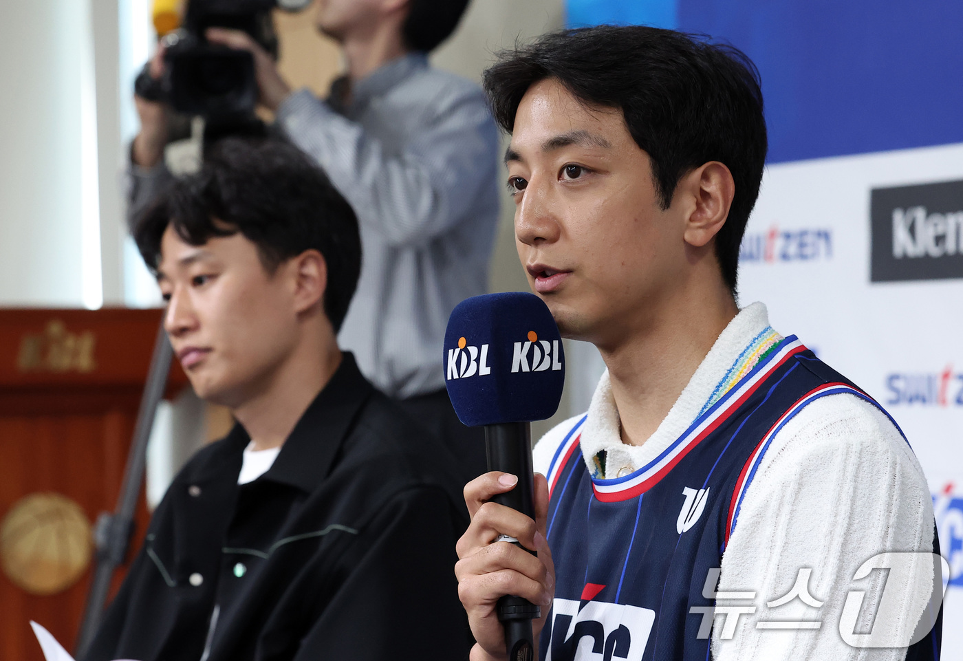 (서울=뉴스1) 김성진 기자 = 부산 KCC 이지스로 이적한 허훈이 29일 서울 강남구 KBL센터에서 열린 입단식에서 입단 소감을 전하고 있다.허훈은 부산 KCC와 계약 기간 5년 …
