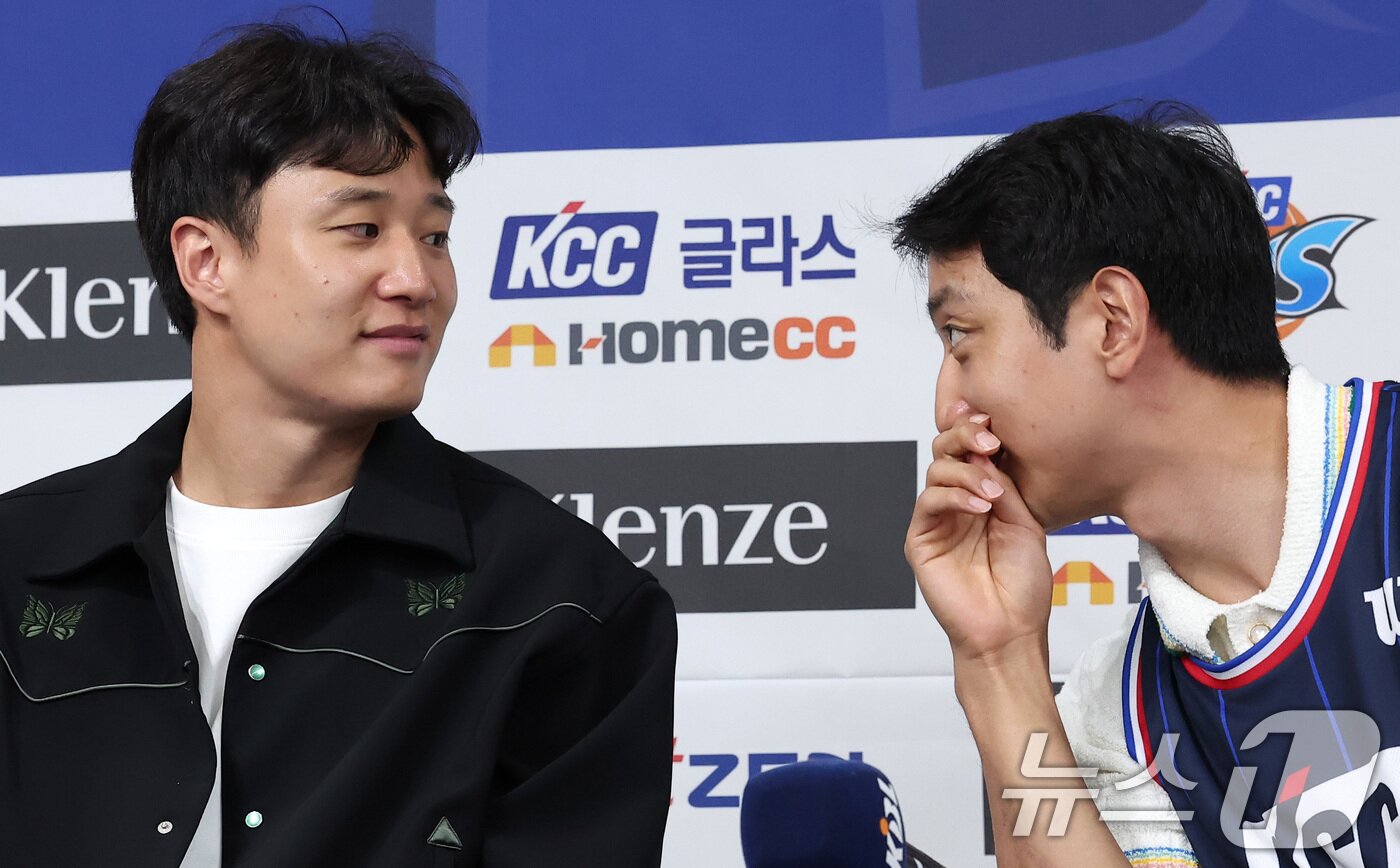 본문 이미지 - 부산 KCC 이지스로 이적한 허훈이 29일 서울 강남구 KBL센터에서 열린 입단식에서 형 허웅과 대화하고 있다. 허훈은 부산 KCC와 계약 기간 5년, 보수 총액 8억원&#40;연봉 6억5000만원·인센티브 1억5000만원&#41;에 계약했다. 이로써 허훈은 형 허웅과 연세대 시절 이후 11년 만에 한솥밥을 먹게 됐다. 2025.5.29/뉴스1 ⓒ News1 김성진 기자