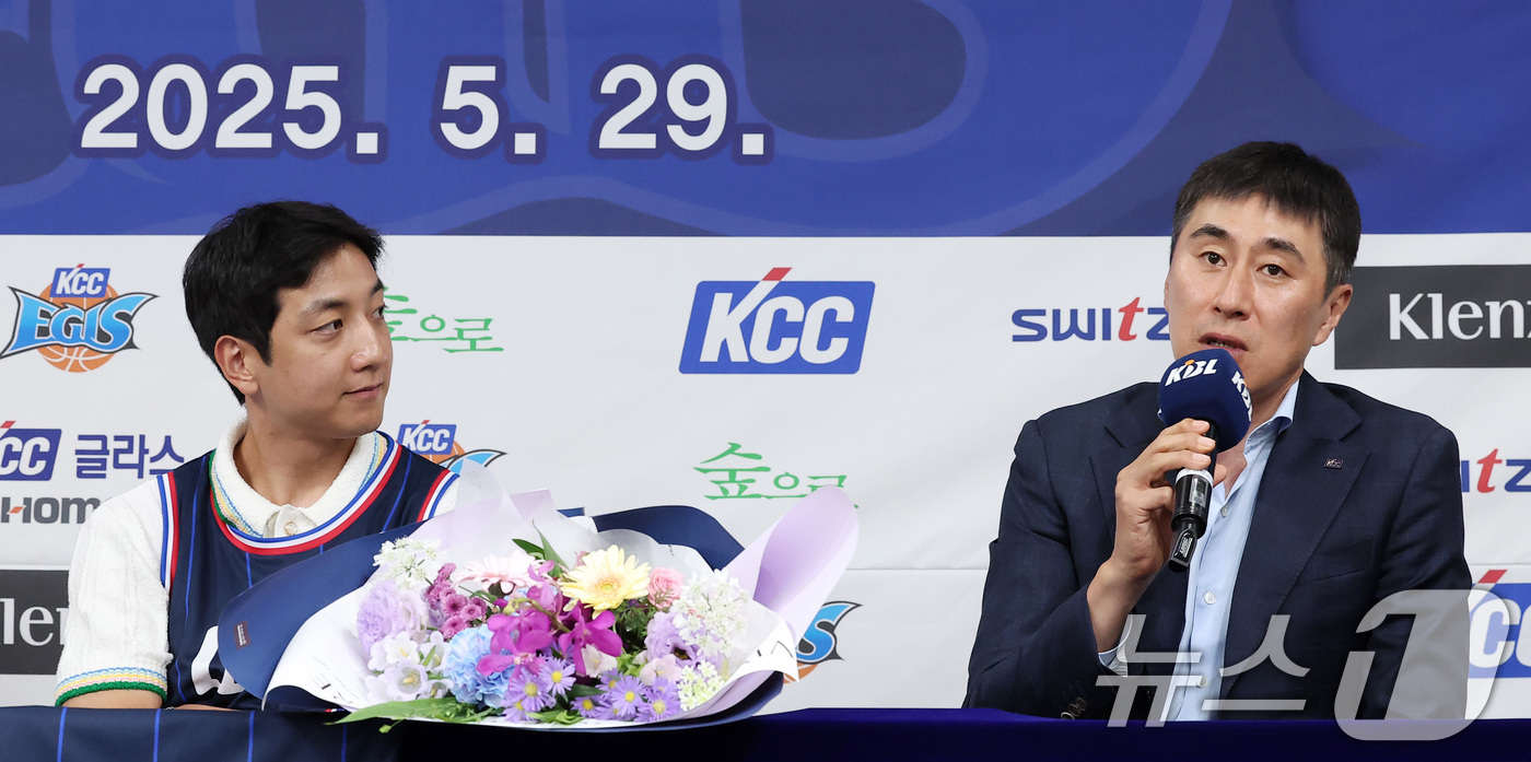 (서울=뉴스1) 김성진 기자 = 이상민 부산 KCC 이지스 감독이 29일 서울 강남구 KBL센터에서 열린 허훈 입단식에서 취재진의 질문에 답하고 있다.허훈은 부산 KCC와 계약 기 …