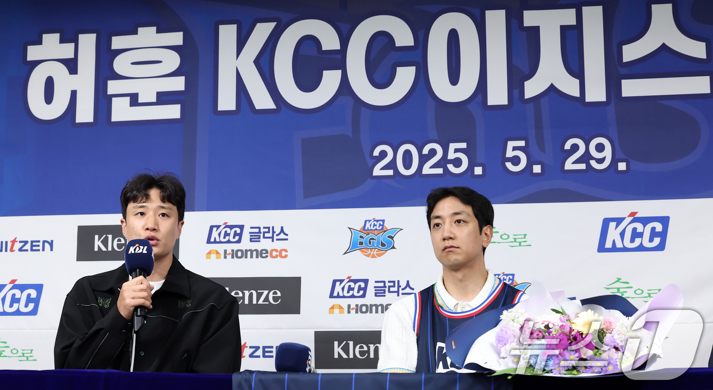 (서울=뉴스1) 김성진 기자 = 부산 KCC 허웅이 29일 서울 강남구 KBL센터에서 열린 허훈 입단식에서 취재진의 질문에 답하고 있다.허훈은 부산 KCC와 계약 기간 5년, 보수 …