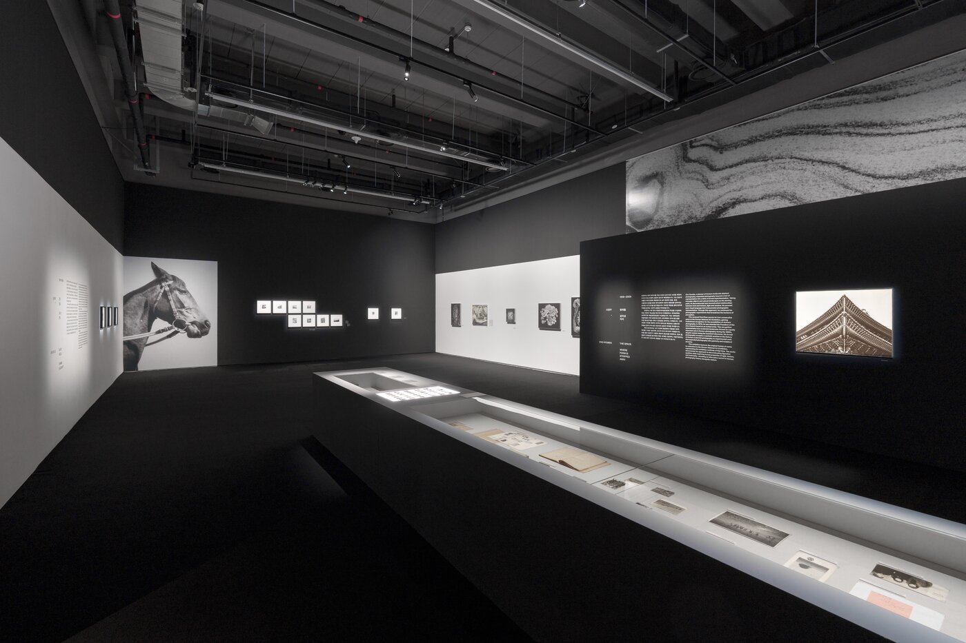 본문 이미지 - '광채 光彩 : 시작의 순간들' 전시 전경 (서울시립 사진미술관 제)