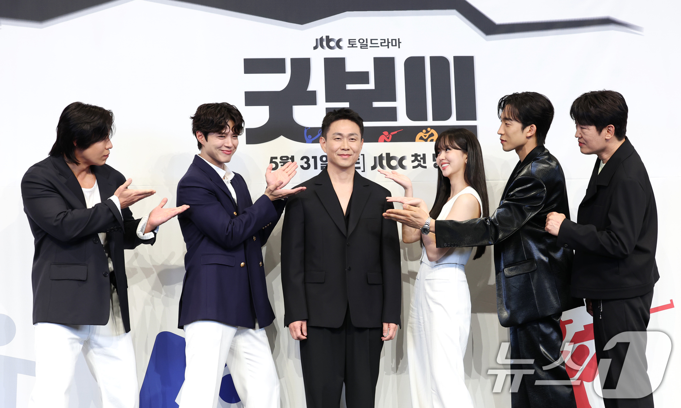 (서울=뉴스1) 권현진 기자 = 배우 태원석(왼쪽부터)과 박보검, 오정세, 김소현, 이상이, 허성태가 29일 서울 구로구 더링크서울 트리뷰트 포트폴리오 호텔에서 열린 JTBC 새 …