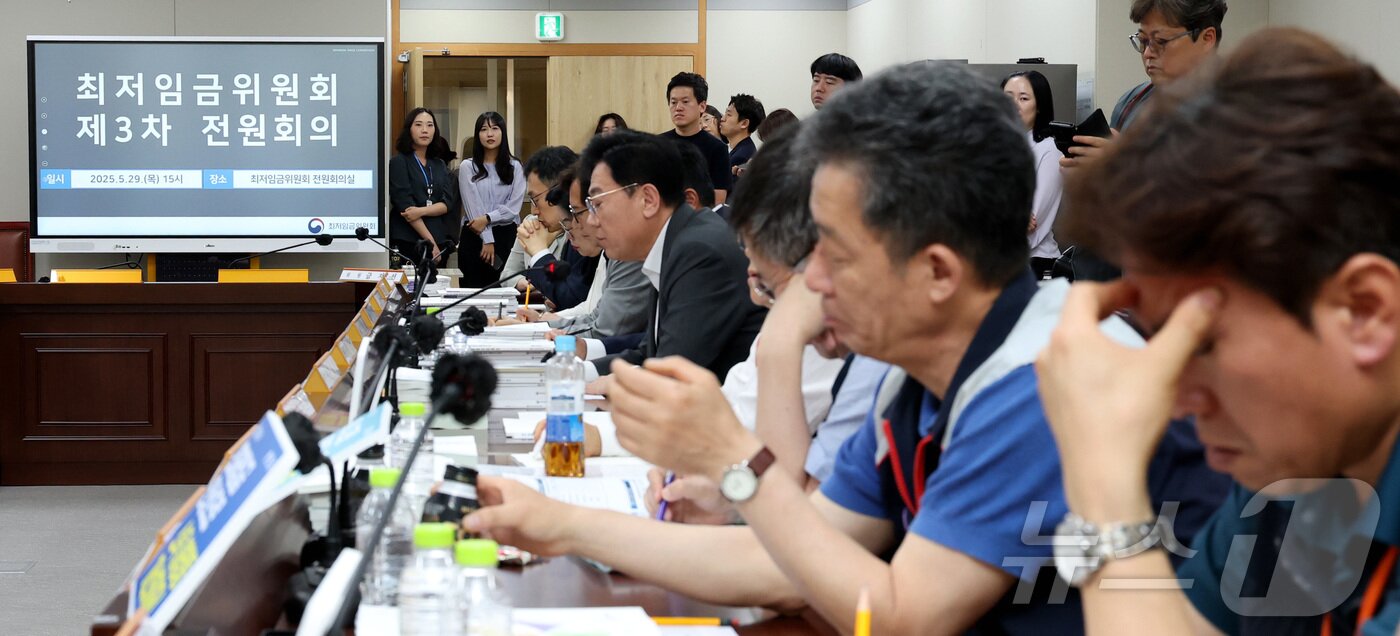 본문 이미지 - 29일 오후 세종시 정부세종청사에서 열린 최저임금위원회 제3차 전원회의에 참석한 근로자 위원이 생각에 잠겨 있다. 2025.5.29/뉴스1 ⓒ News1 김기남 기자