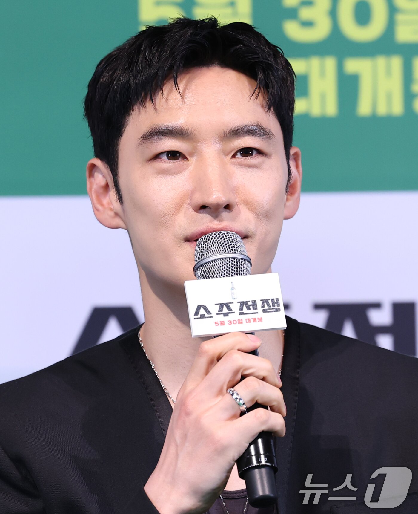 본문 이미지 - 배우 이제훈이 29일 서울 용산구 CGV용산아이파크몰에서 열린 영화 '소주전쟁' 언론시사회에 참석해 인사말을 하고 있다. 영화 ‘소주전쟁’은 1997년 IMF 외환위기, 소주 회사가 곧 인생인 재무이사 종록과 오로지 성과만 추구하는 글로벌 투자사 직원 인범이 대한민국 국민 소주의 운명을 걸고 맞서는 이야기를 그린다. 2025.5.29/뉴스1 ⓒ News1 권현진 기자