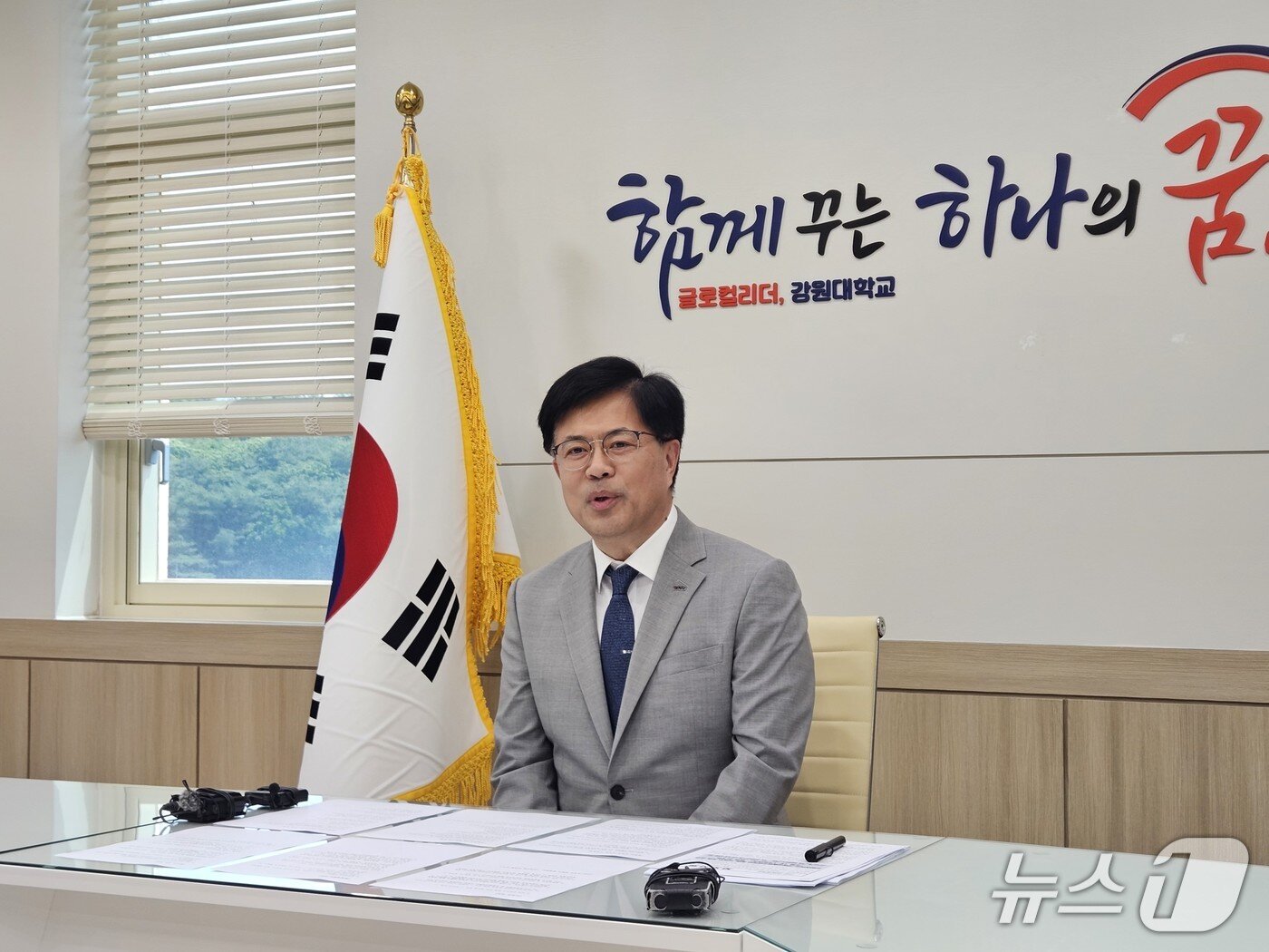 본문 이미지 - 정재연 강원대 총장이 29일 춘천캠퍼스 총장실에서 강원대와 국립강릉원주대의 통합 승인과 관련한 소회를 밝히고 있다.2025.5. 29 한귀섭 기자