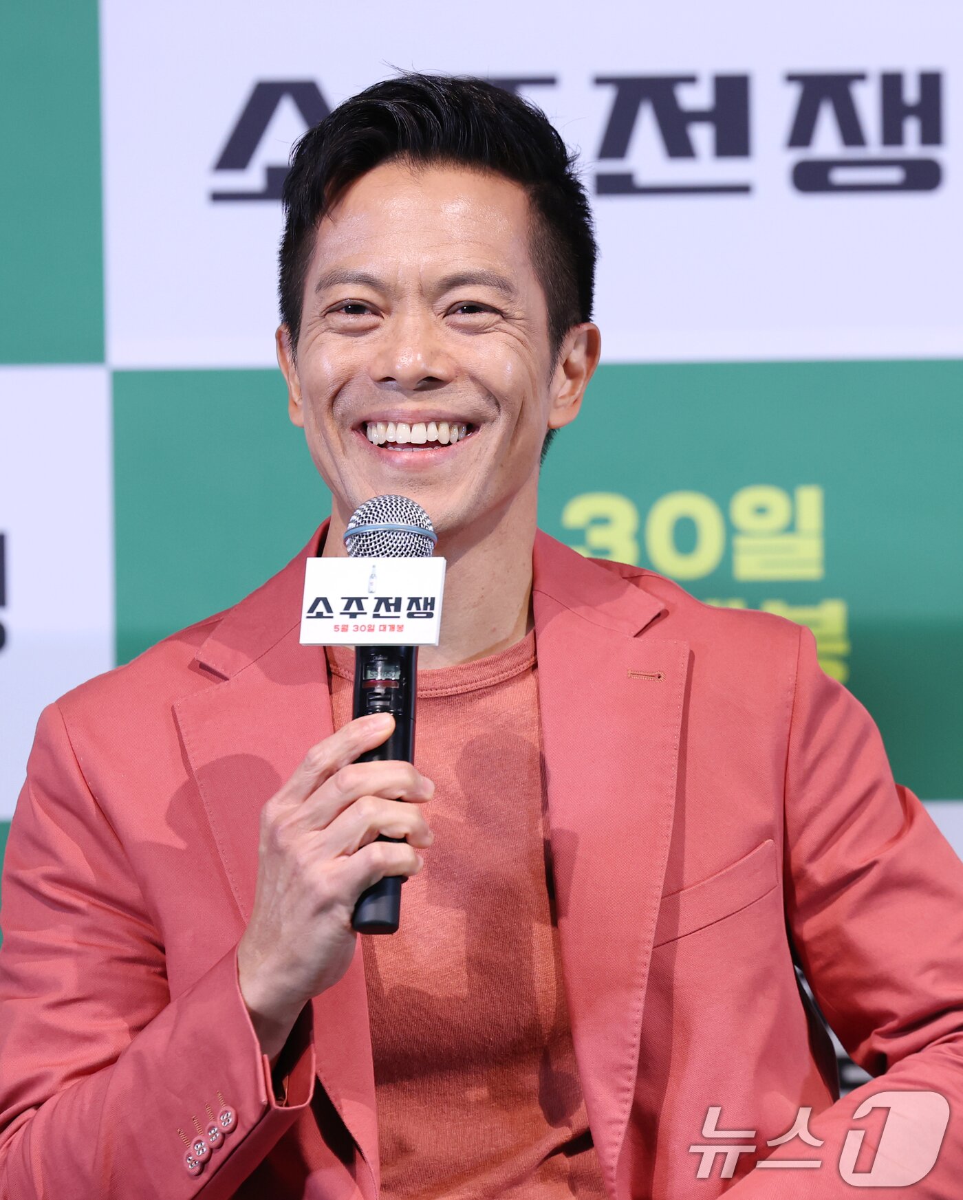 본문 이미지 - 배우 바이런 만이 29일 서울 용산구 CGV용산아이파크몰에서 열린 영화 '소주전쟁' 언론시사회에 참석해 인사말을 하고 있다. 영화 ‘소주전쟁’은 1997년 IMF 외환위기, 소주 회사가 곧 인생인 재무이사 종록과 오로지 성과만 추구하는 글로벌 투자사 직원 인범이 대한민국 국민 소주의 운명을 걸고 맞서는 이야기를 그린다. 2025.5.29/뉴스1 ⓒ News1 권현진 기자