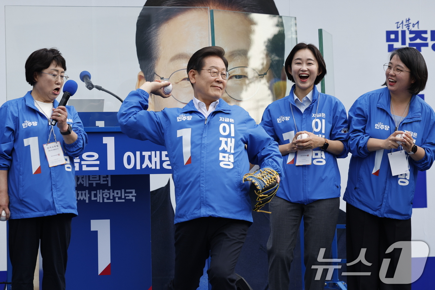 (서울=뉴스1) 안은나 기자 = 이재명 더불어민주당 대통령 후보가 제21대 대통령선거 사전투표 첫날인 29일 오후 서울 송파구 잠실야구장 앞 광장에서 열린 유세에서 야구공을 들고 …