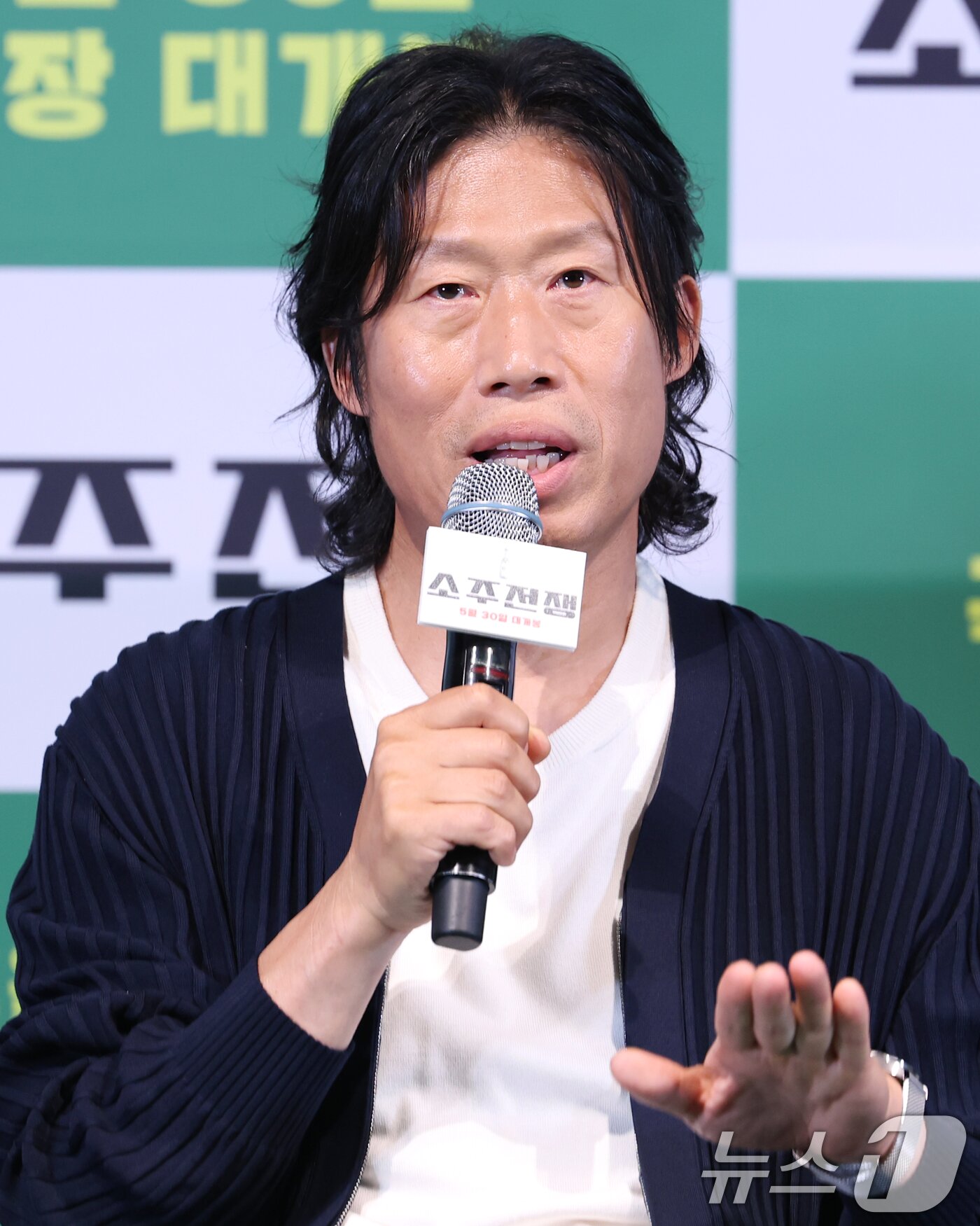 본문 이미지 - 배우 유해진이 29일 서울 용산구 CGV용산아이파크몰에서 열린 영화 '소주전쟁' 언론시사회에 참석해 취재진 질문에 답하고 있다. 영화 ‘소주전쟁’은 1997년 IMF 외환위기, 소주 회사가 곧 인생인 재무이사 종록과 오로지 성과만 추구하는 글로벌 투자사 직원 인범이 대한민국 국민 소주의 운명을 걸고 맞서는 이야기를 그린다. 2025.5.29/뉴스1 ⓒ News1 권현진 기자